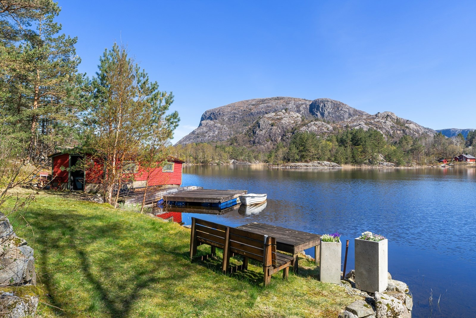 Eiendommen har egen strandlinje og naust. Galleribilde