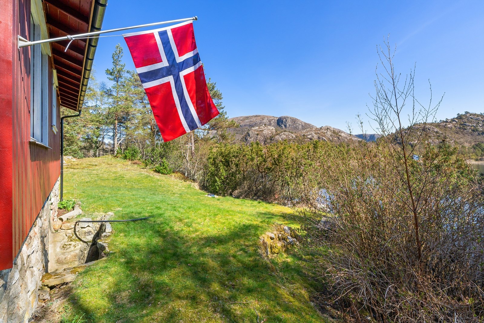 Utsikt fra hagen mot vannet. Galleribilde