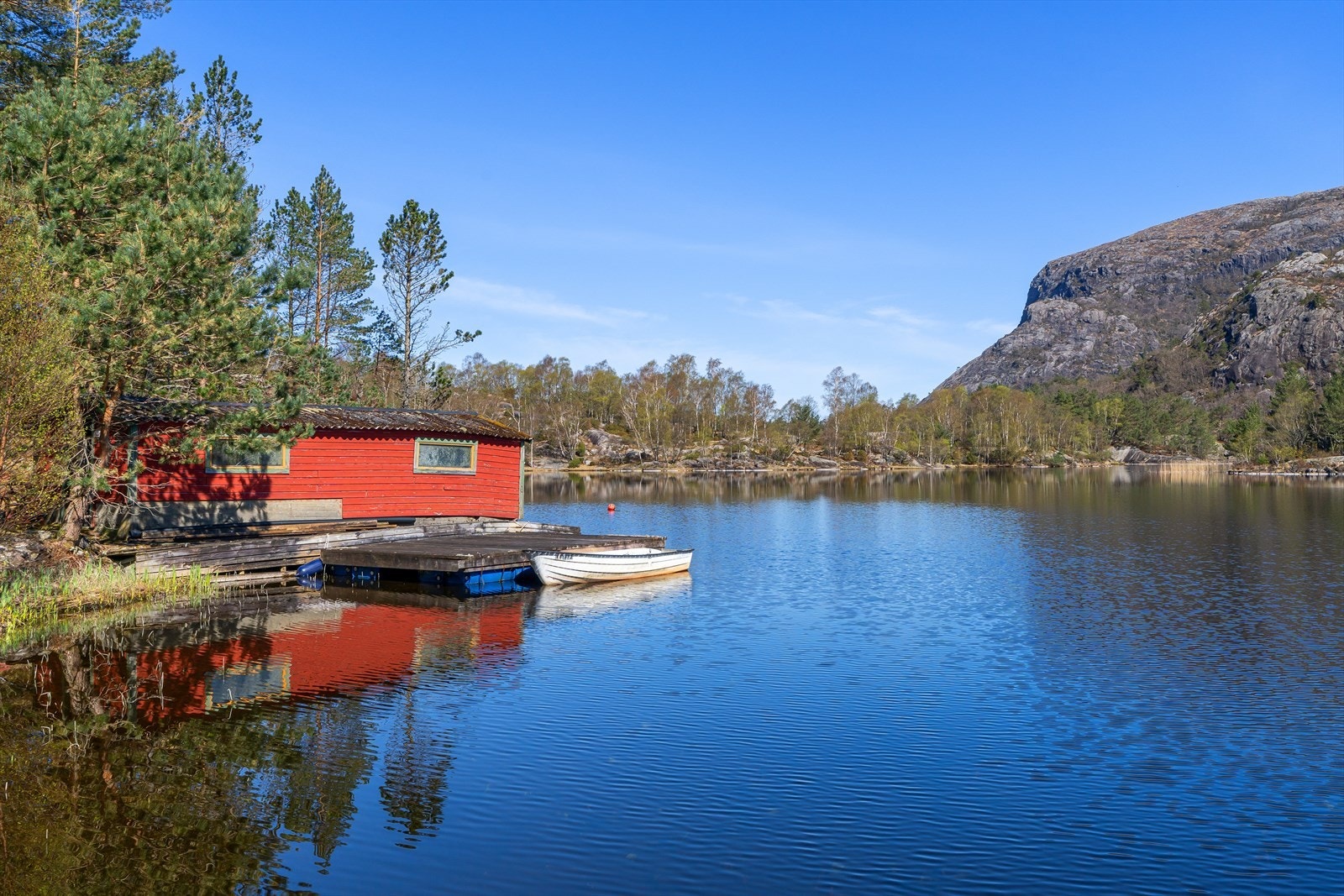 Naustet gir gode muligheter for oppbevaring av båt og fiskeutstyr. Galleribilde