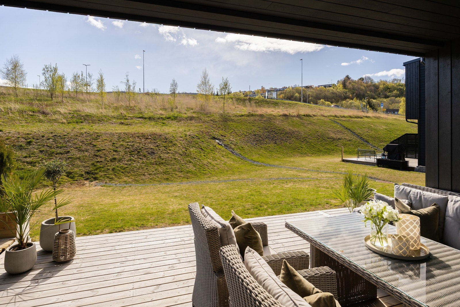 Direkte adgang til vestvendt terrasse som er overbygd og byr på lang brukstid. Galleribilde