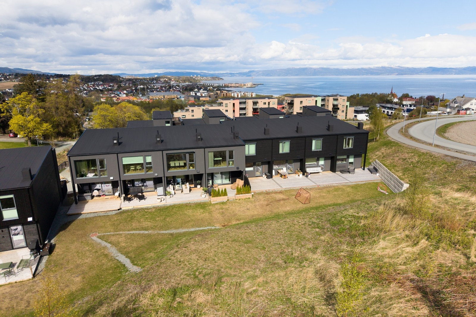 Boligen har en attraktiv beliggenhet i rolige og etablerte omgivelser. Galleribilde