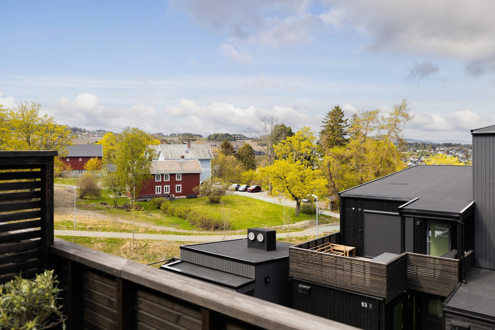 Østvendt terrasse - perfekt for den som ønsker å nyte kveldssolen. Galleribilde