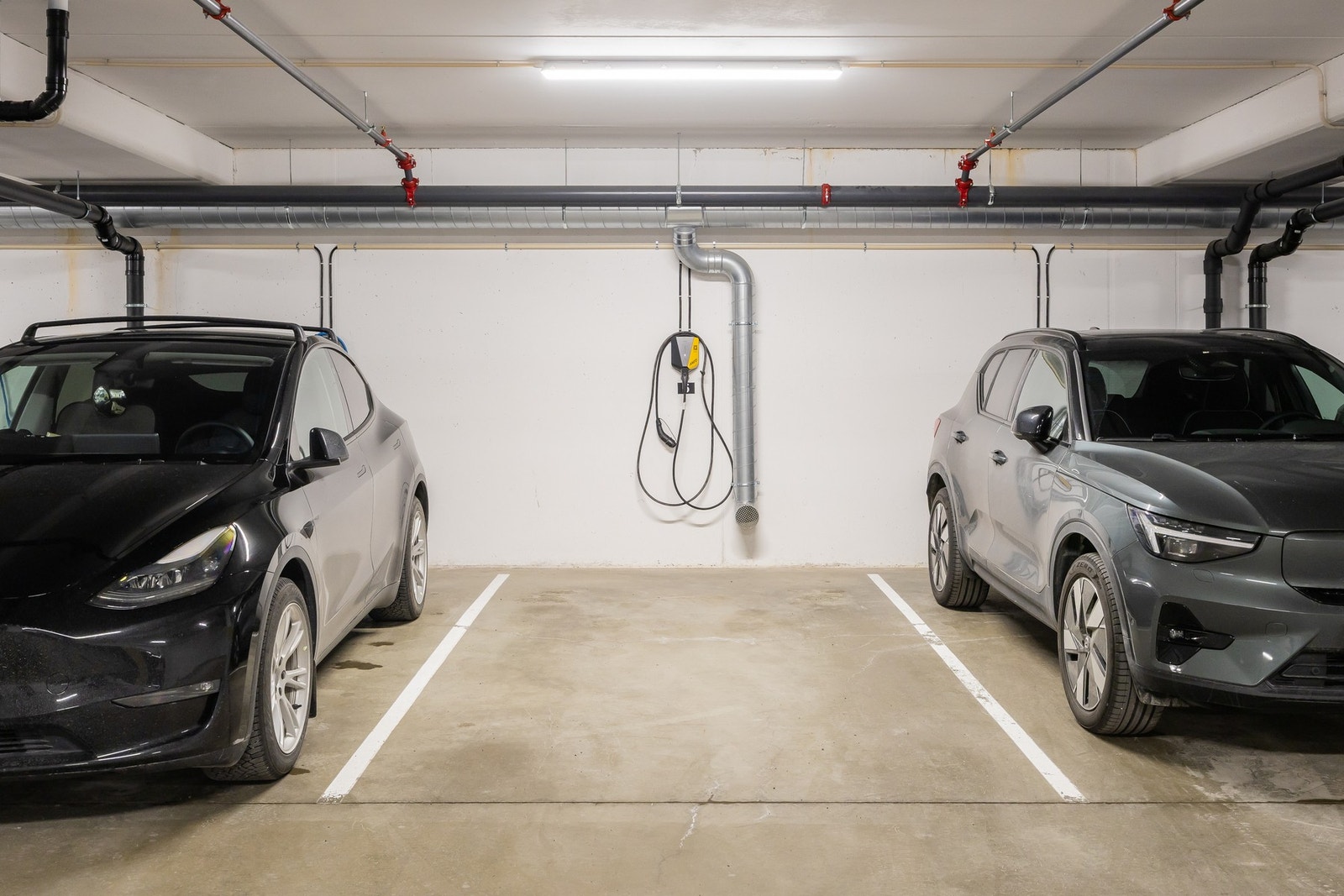 Egen parkeringsplass med lader i p-kjeller. Galleribilde