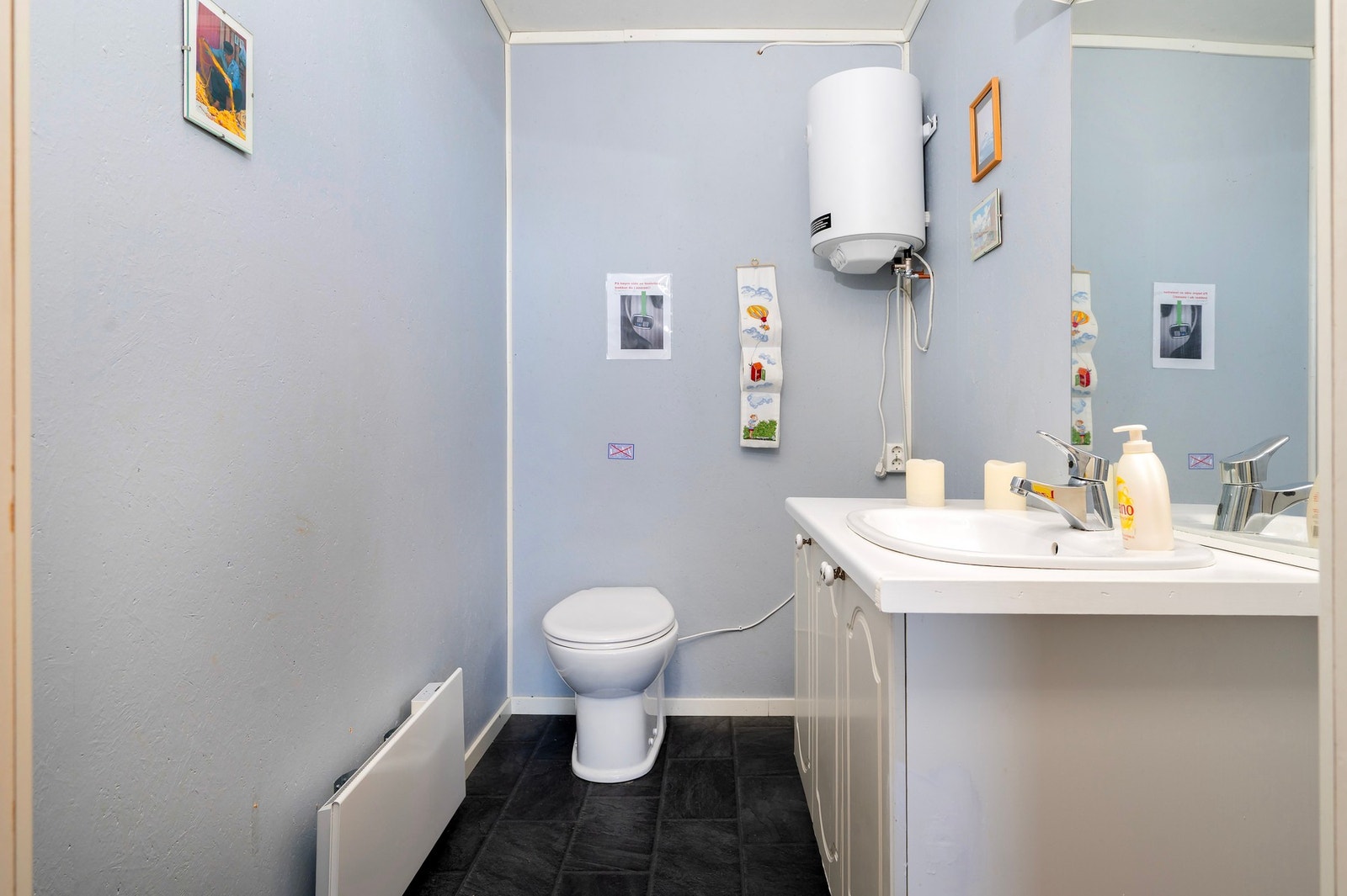 Det er satt inn wc i naustet. Avløp går til tett tank som er plassert i det bakre hjørnet. Galleribilde