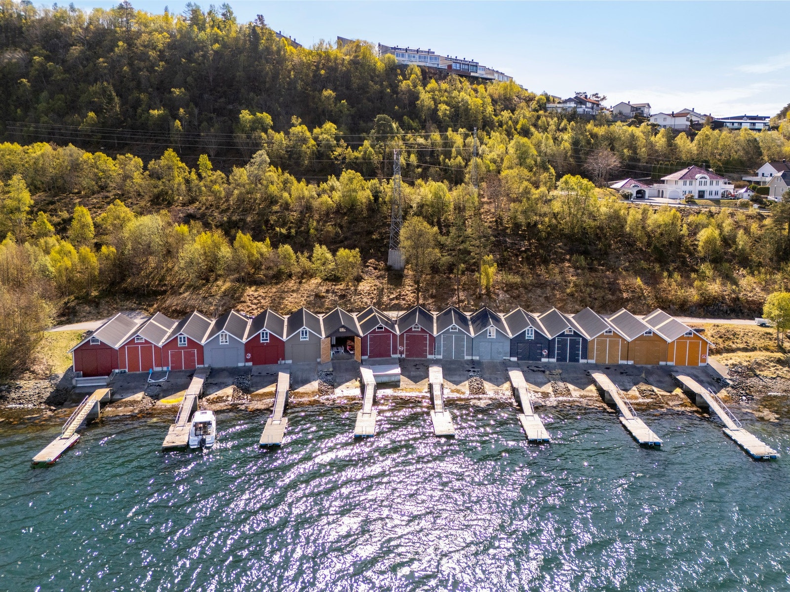 Eiendomsmegler1 v/Ole-Marius Heggstad presenterer dette flotte naustet på Martingjerdet - Lerstad | Foto: JC Eiendomsfoto Galleribilde