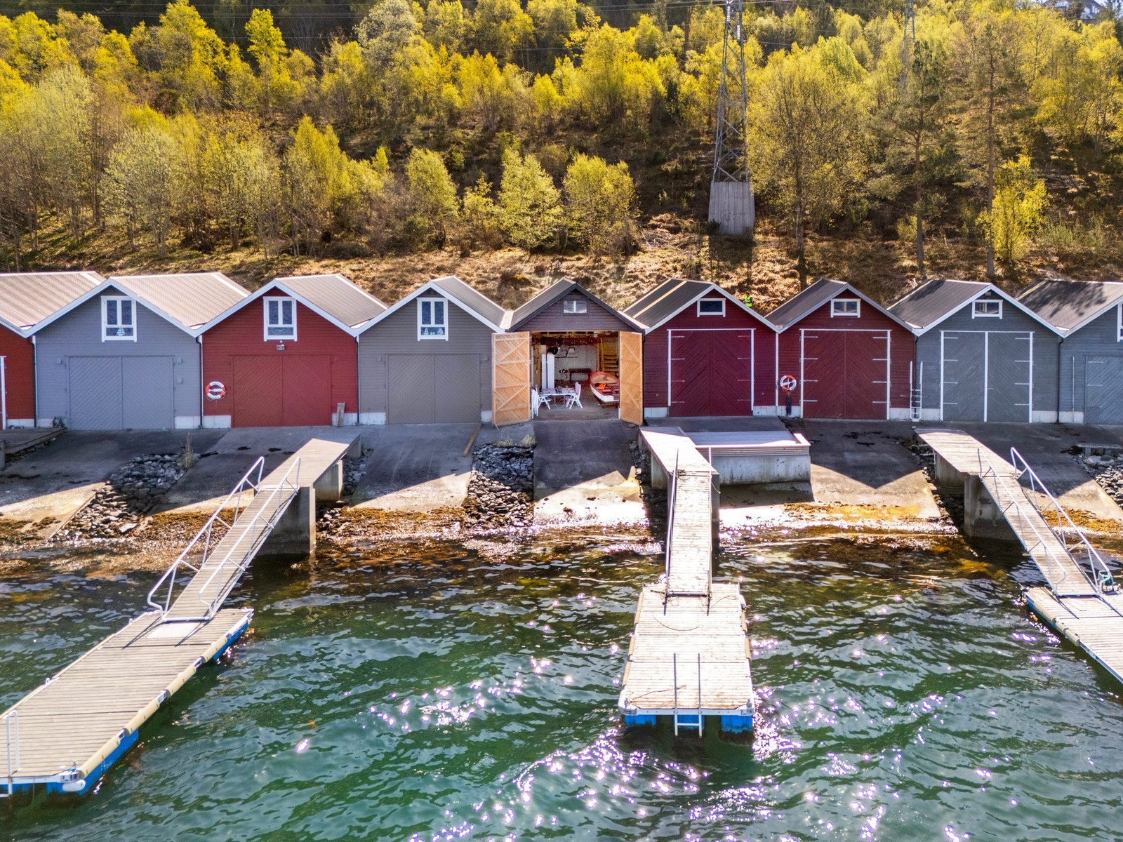 Naustet ligger fint til og deler flyttebrygge med nabonaustet. Galleribilde