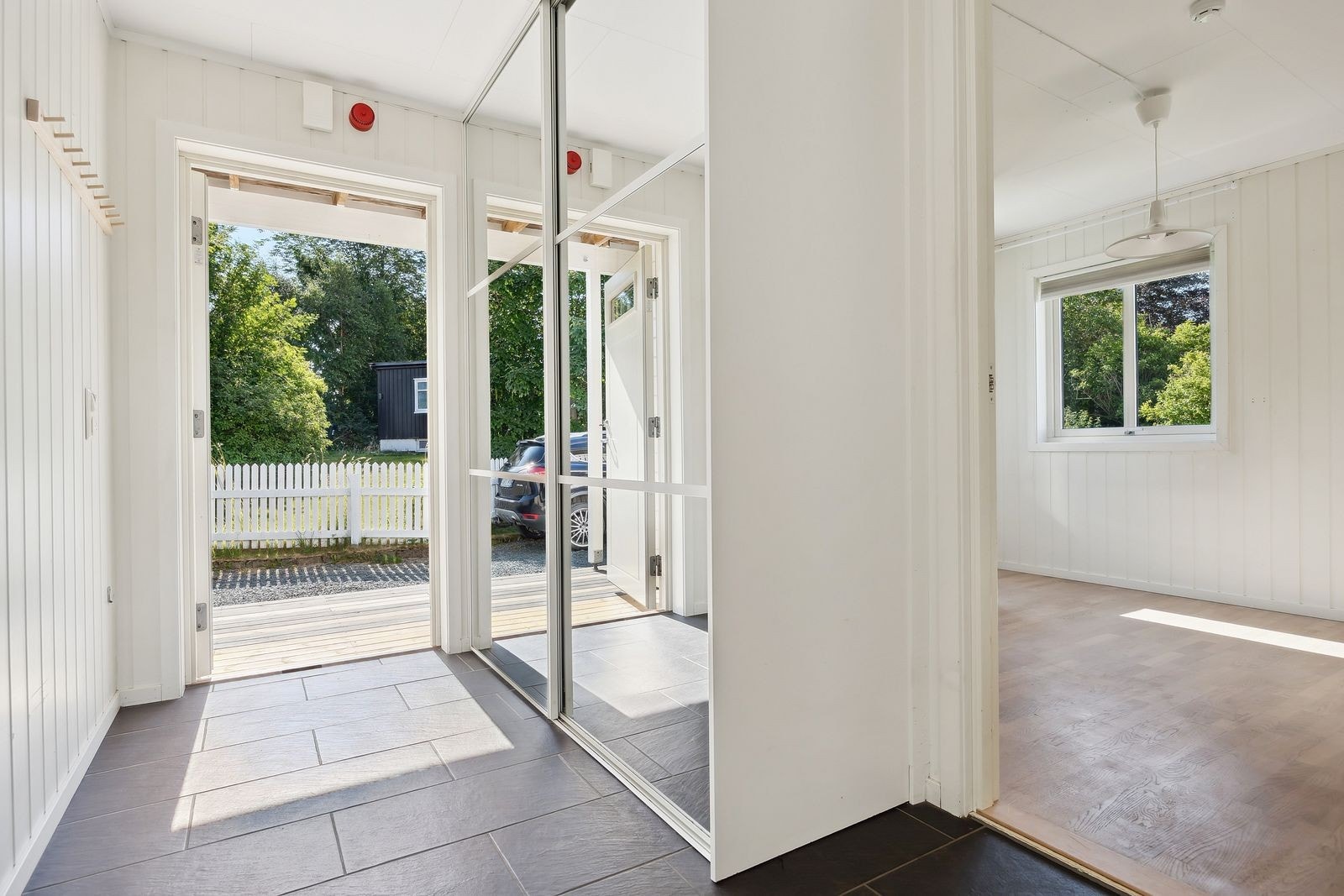 Allerede i det du trår inn døren, møtes du av en lys og romslig gang. Galleribilde