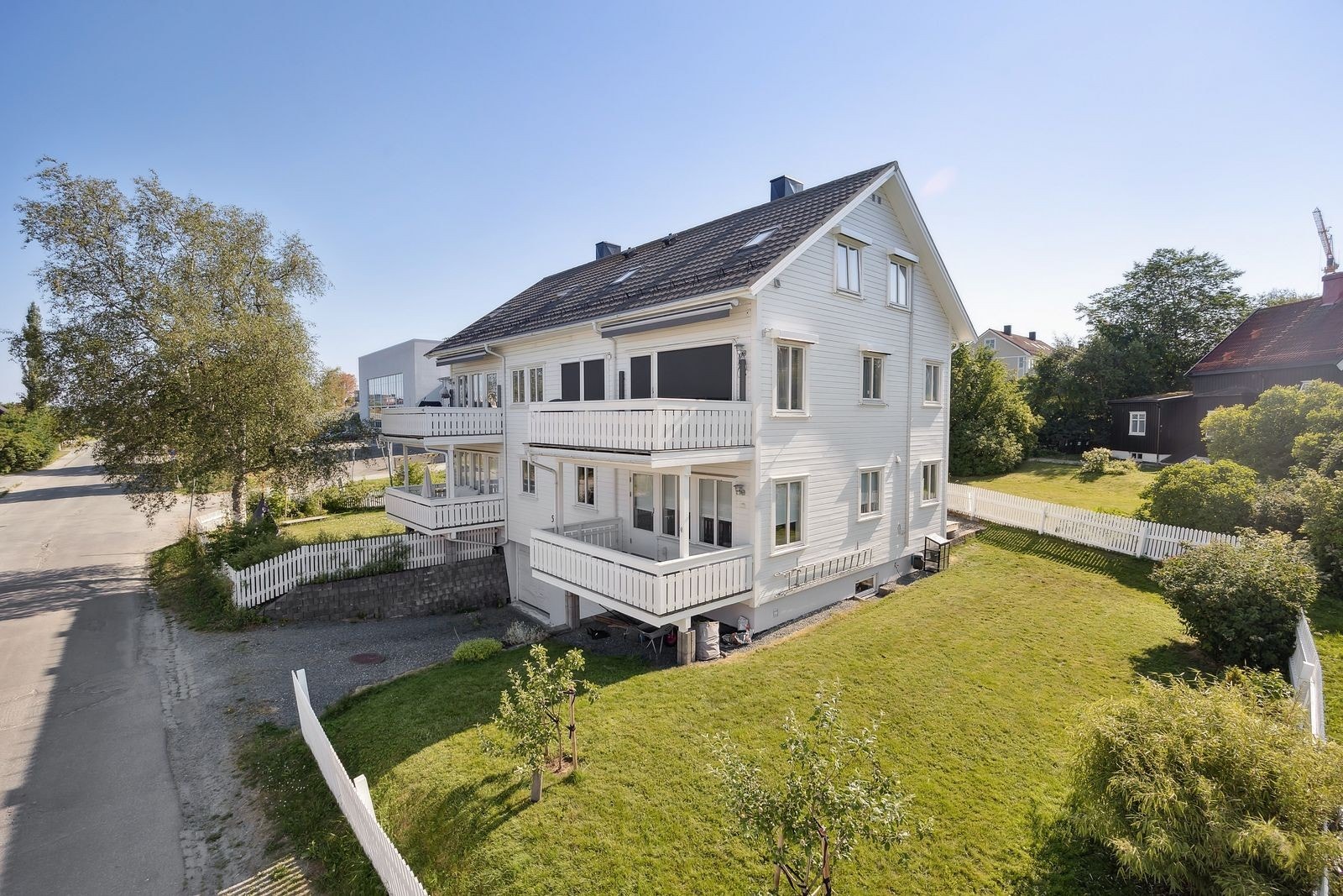 Hyggelig hageområde til felles bruk for beboere på høyre side. Galleribilde