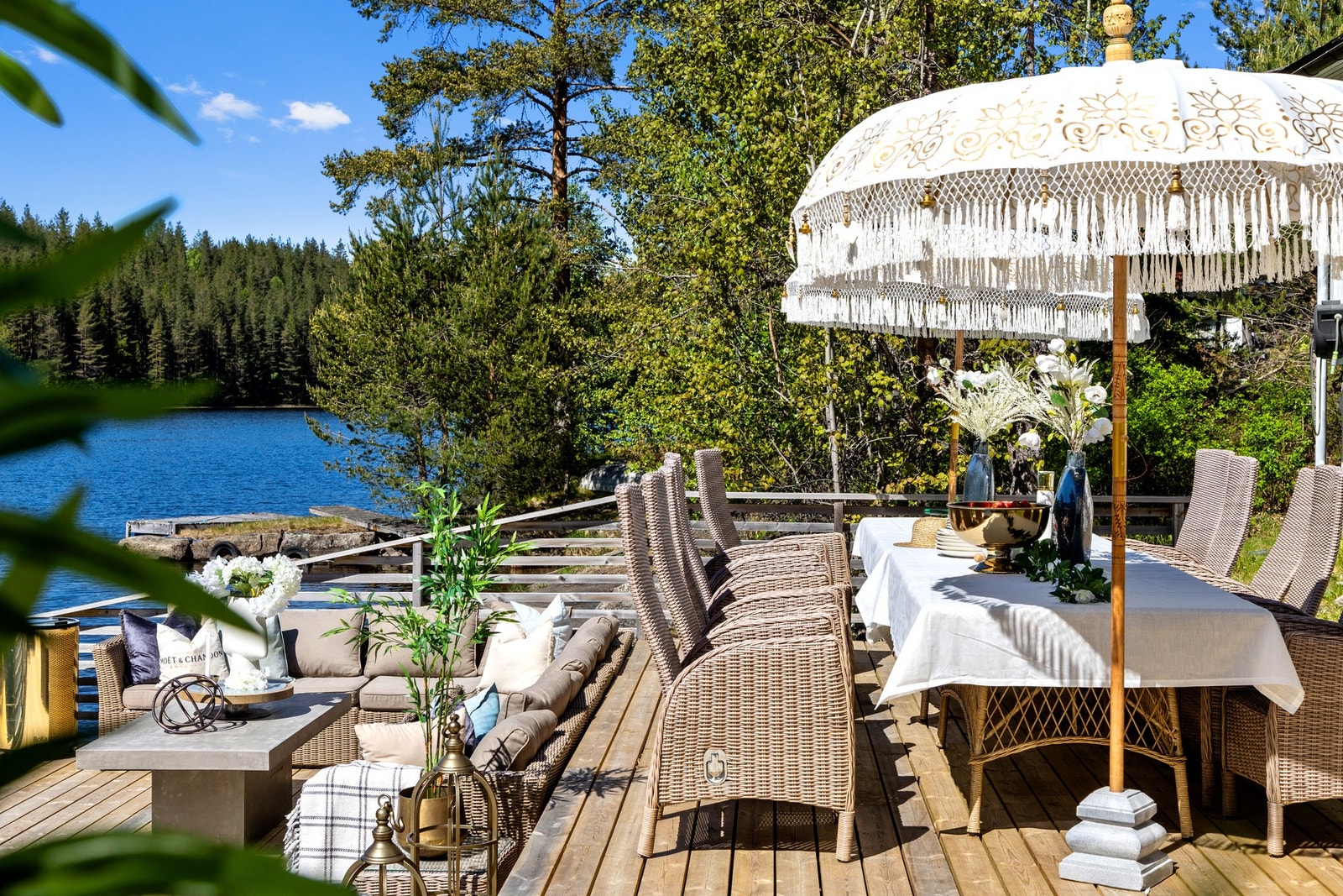Romslig terrasse med fantastisk utsikt over Sperillen og mot Vikerfjellplatået. Galleribilde