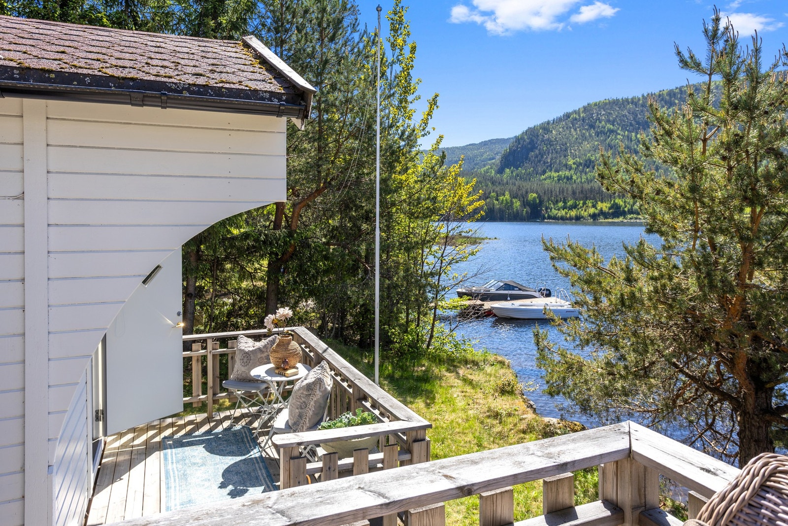 Uthus har en hyggelig plassering nær vannet. Galleribilde