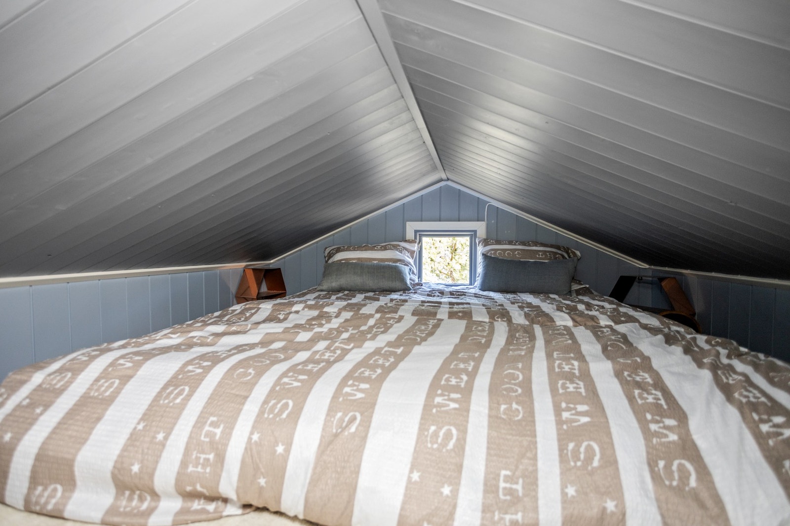 Hems i uthus. Galleribilde