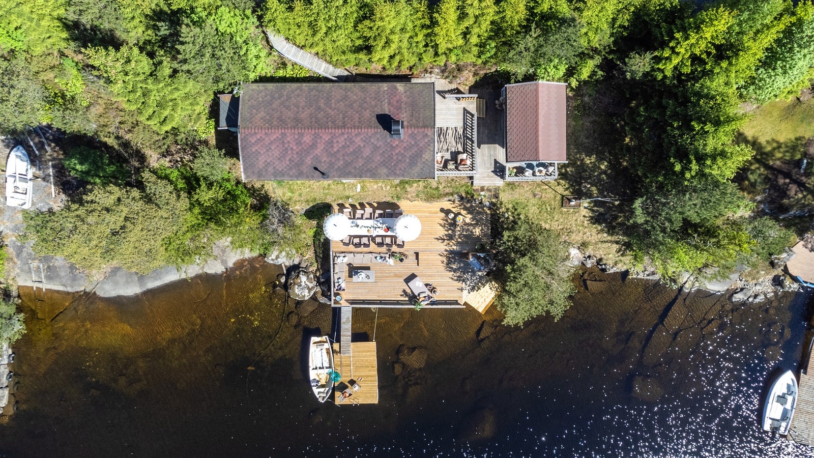 Velkommen til Ådalsveien 306 - En fritidsbolig som ligger helt ned ved vannkanten til Sperillen. Galleribilde