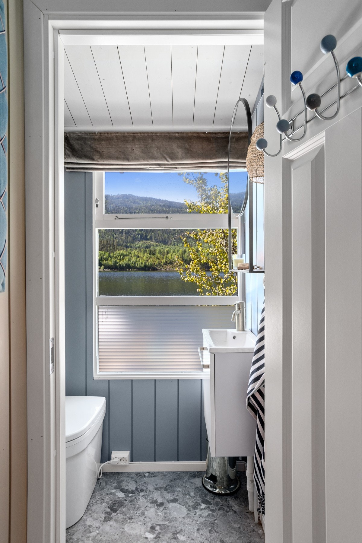 Toalettrom med forbrenningstoalett, urinal og dusjkabinett. Galleribilde