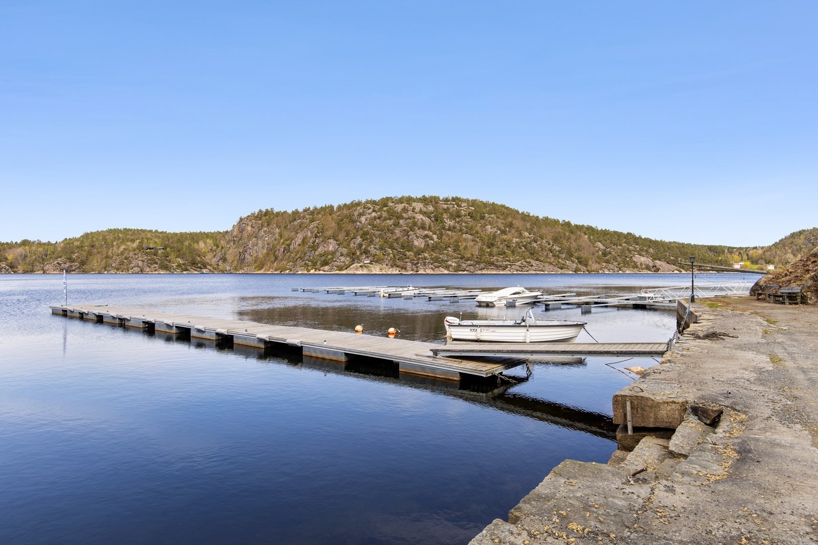 I Hopestranda, kun en liten spasertur unna er det mulighet for privat leie av båtplass. Galleribilde