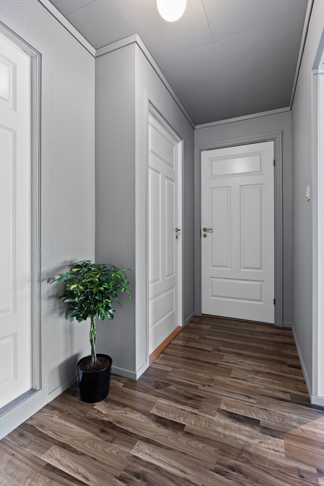 Etasjen inneholder gang, bad, WC og to soverom, hvorav det ene har utgang til garasjeloftet. Galleribilde