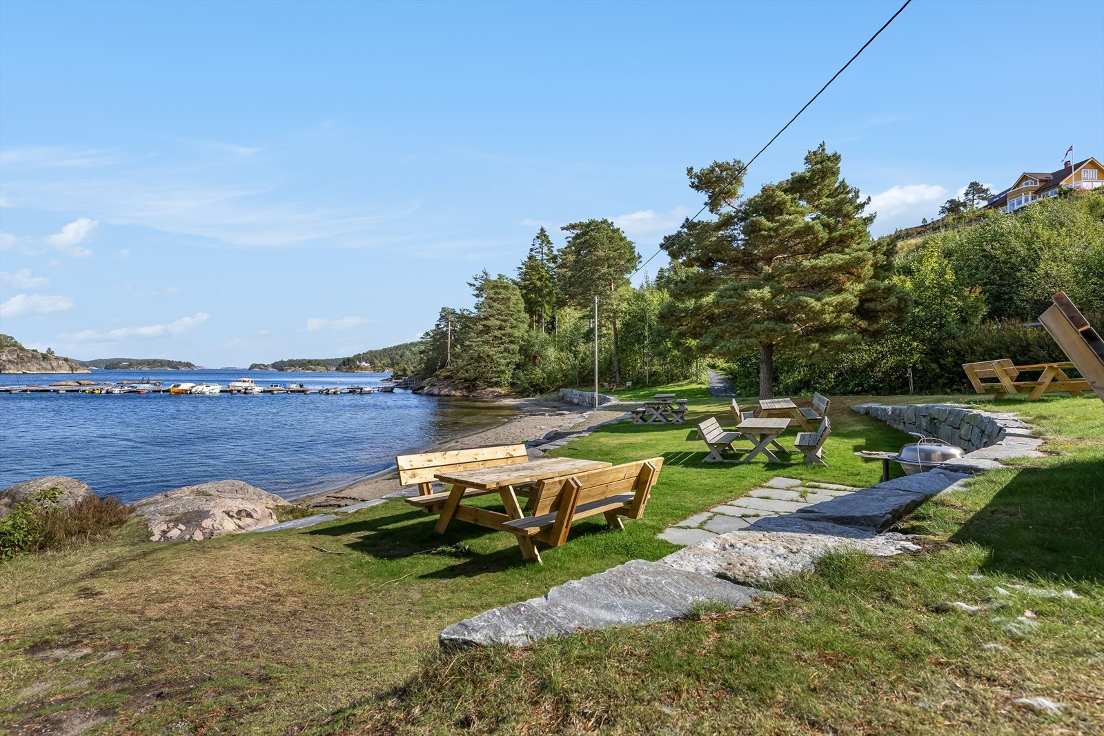 Ca 2 km unna finner du Karolina, som er en yndet offentlig badeplass med fin sanstrand. Galleribilde