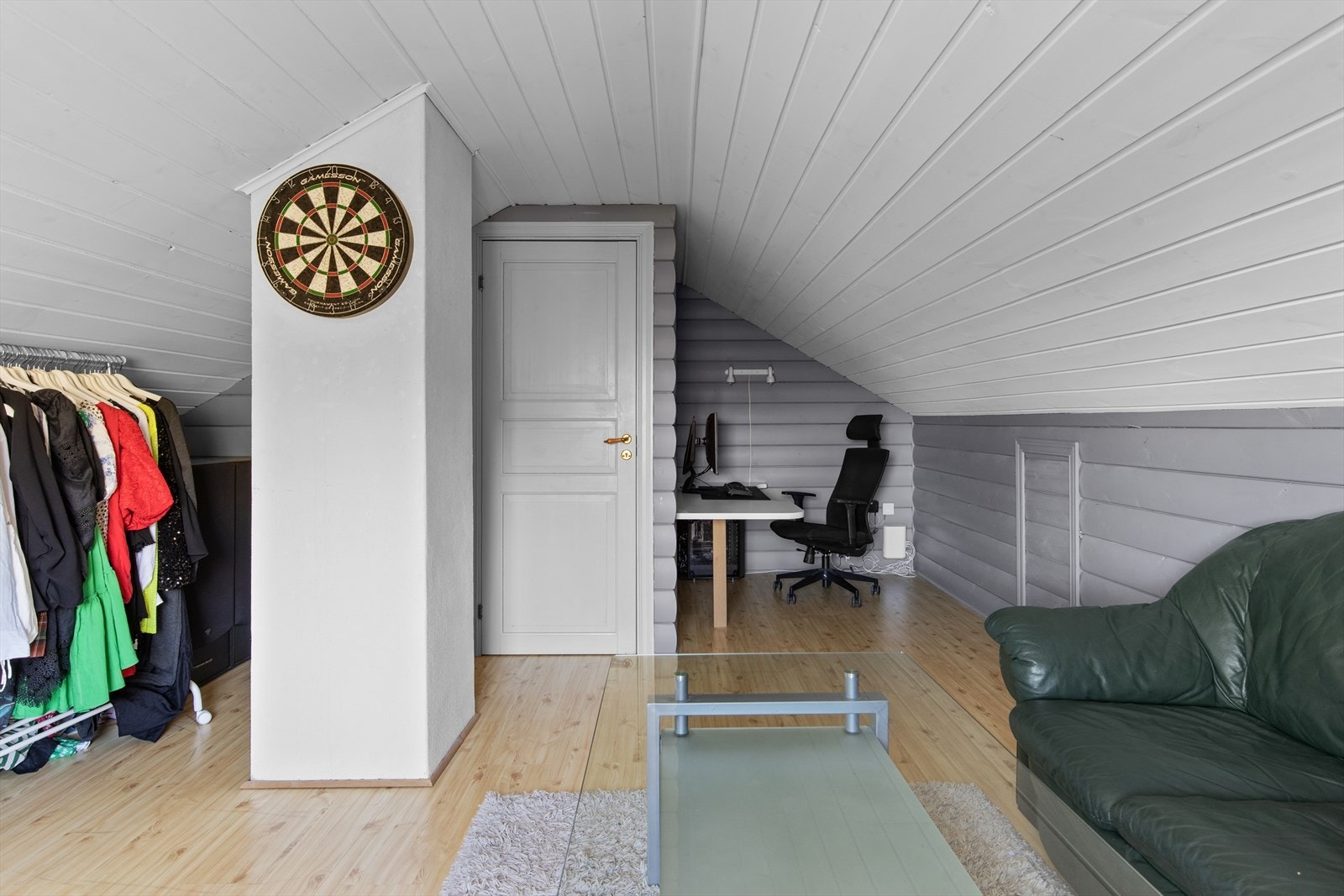 Fra boligens 2,5 etasje er det trapp videre opp til loftstuen som også kan benyttes til soverom. Galleribilde