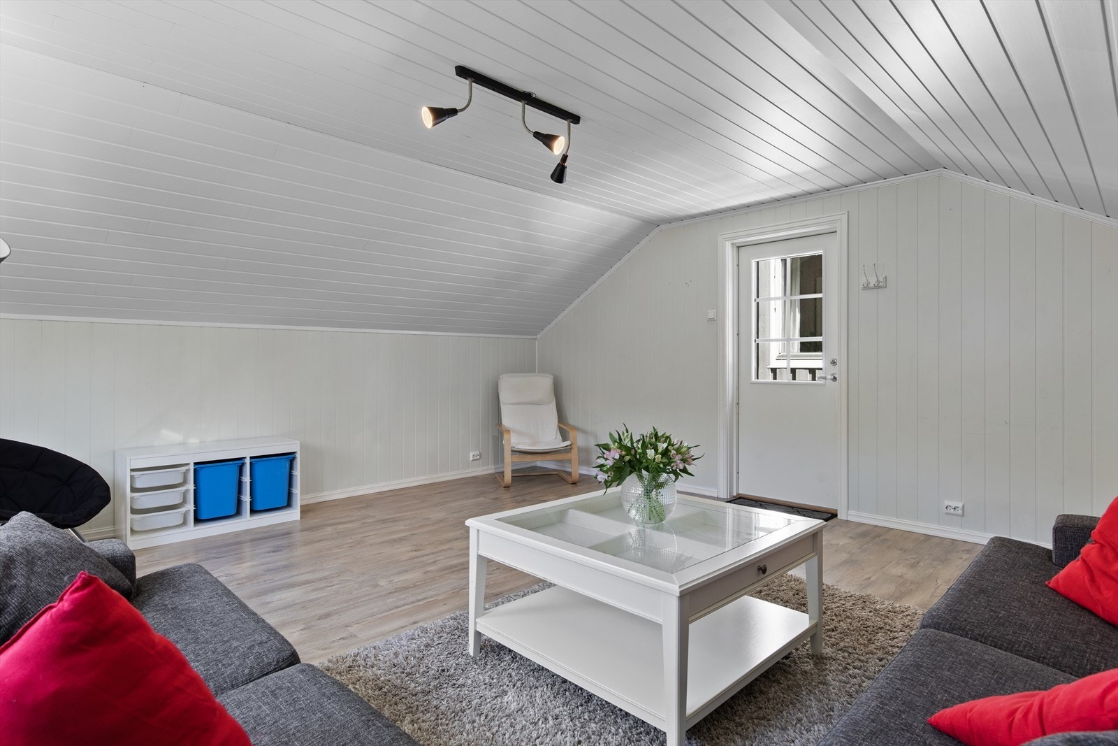 Garasjeloftet gir et fleksibelt tilleggsareal med plass til flere møbleringsmuligheter. Rommet er ikke godkjent for varig opphold. Galleribilde
