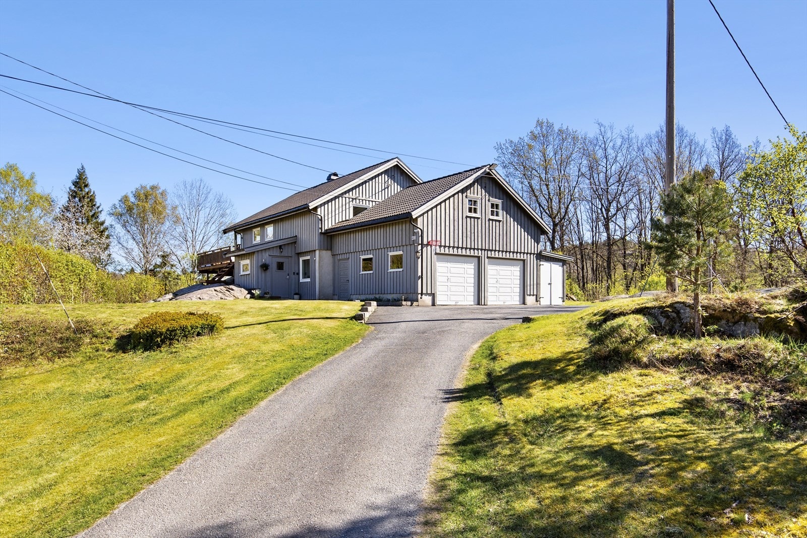 Velkommen til Åkvågveien 403 - en flott enebolig med usjenert beliggenhet, store og solrike utearealer, innholdsrik planløsning og dobbel garasje. Foto: Sønnavind Galleribilde