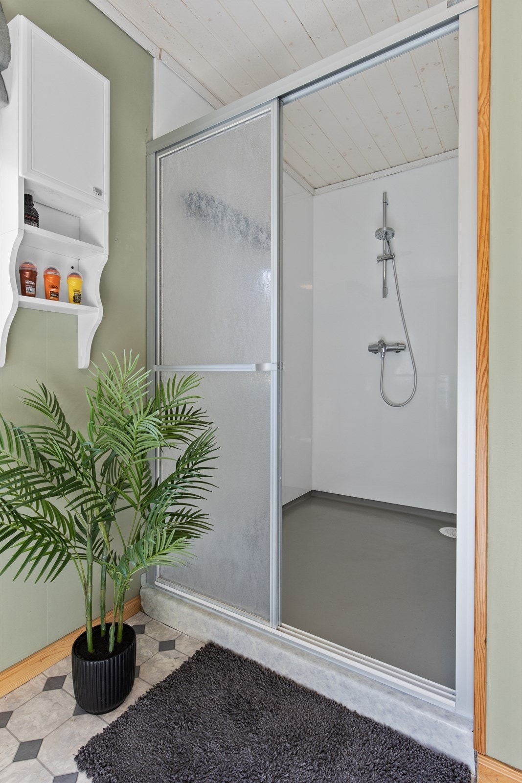 Den romslige dusjsonen bidrar til en komfortabel løsning på badet. Galleribilde