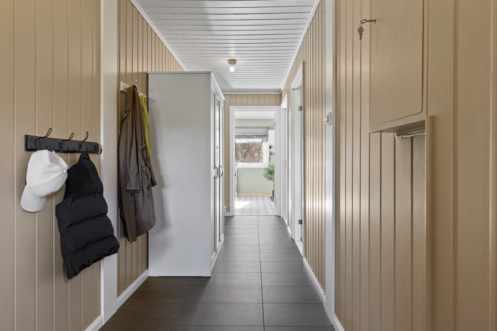 Her møtes man av en lys og fin entré med gode oppbevaringsmuligheter for yttertøy og sko. Galleribilde