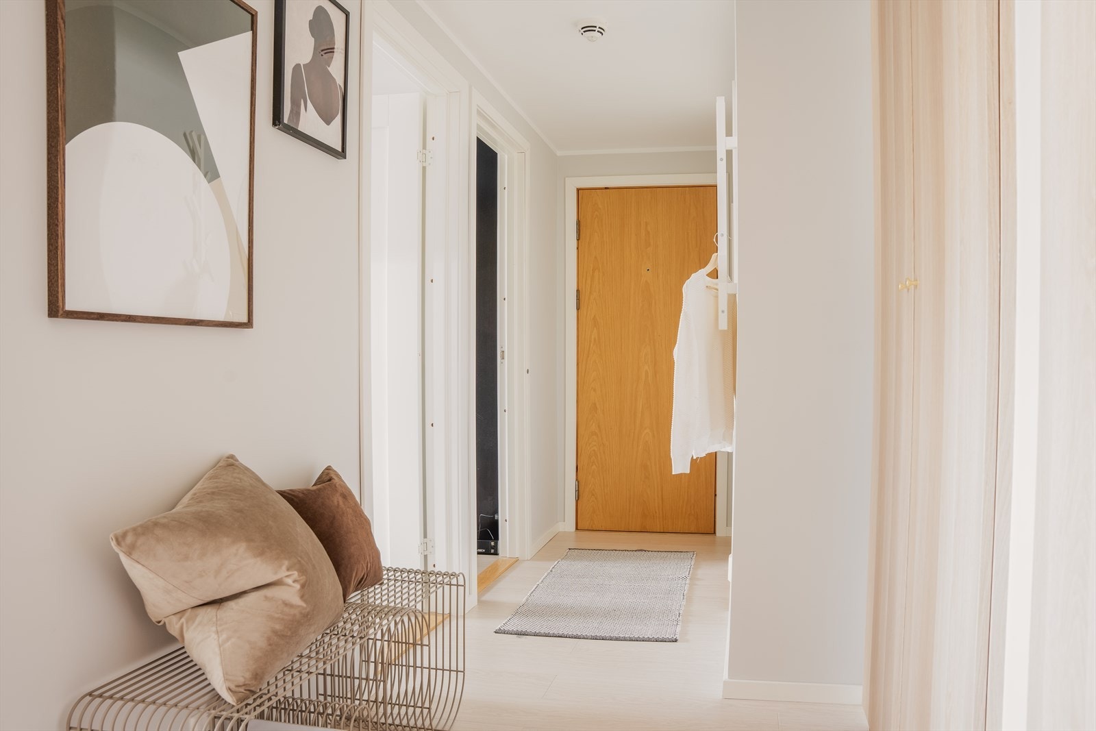 -Entréen måler 7,6 m² - Galleribilde