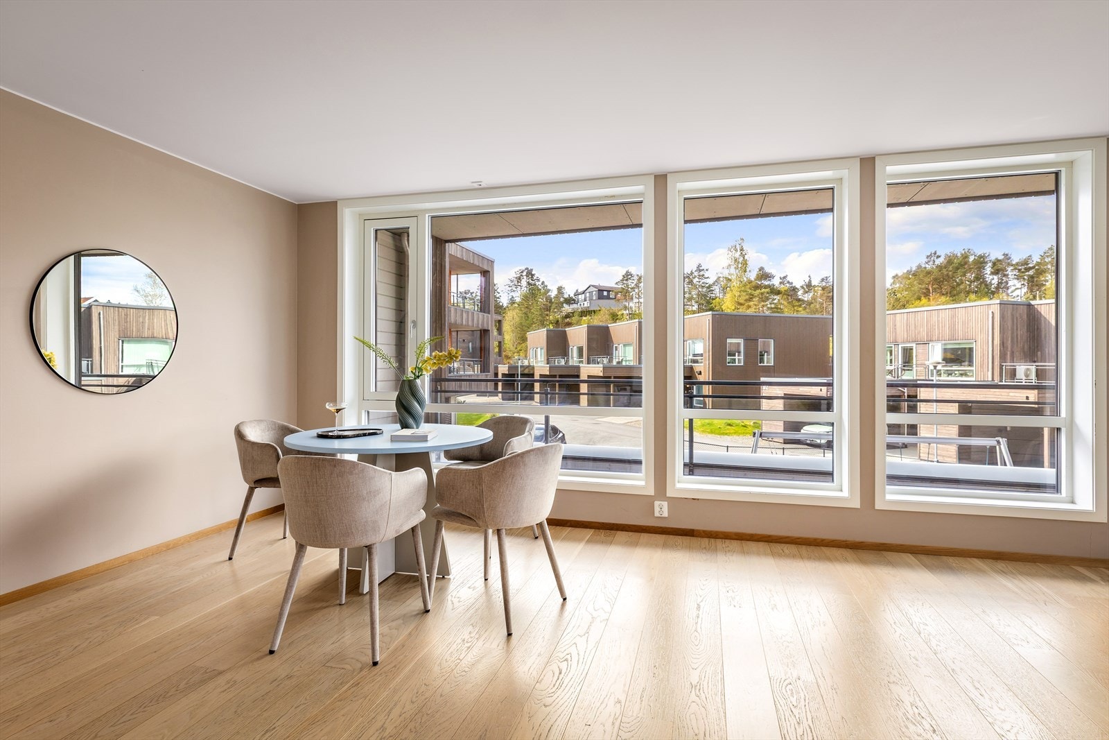 Her har man god plass til et stort spisebord, perfekt for både hverdagsmåltider og selskapelige anledninger med familie og venner. Galleribilde