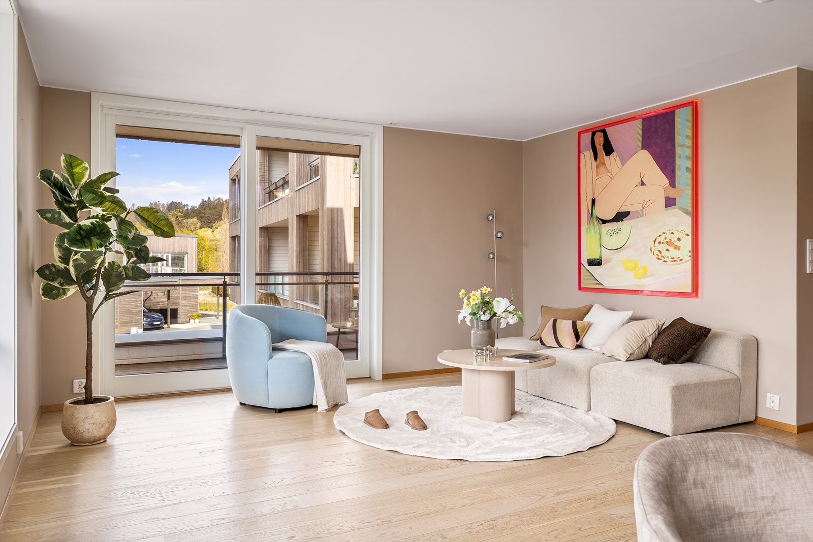 Stuen er av romslig størrelse med store vindusflater som slipper inn rikelig med naturlig lys, noe som skaper en lys og luftig atmosfære. Galleribilde