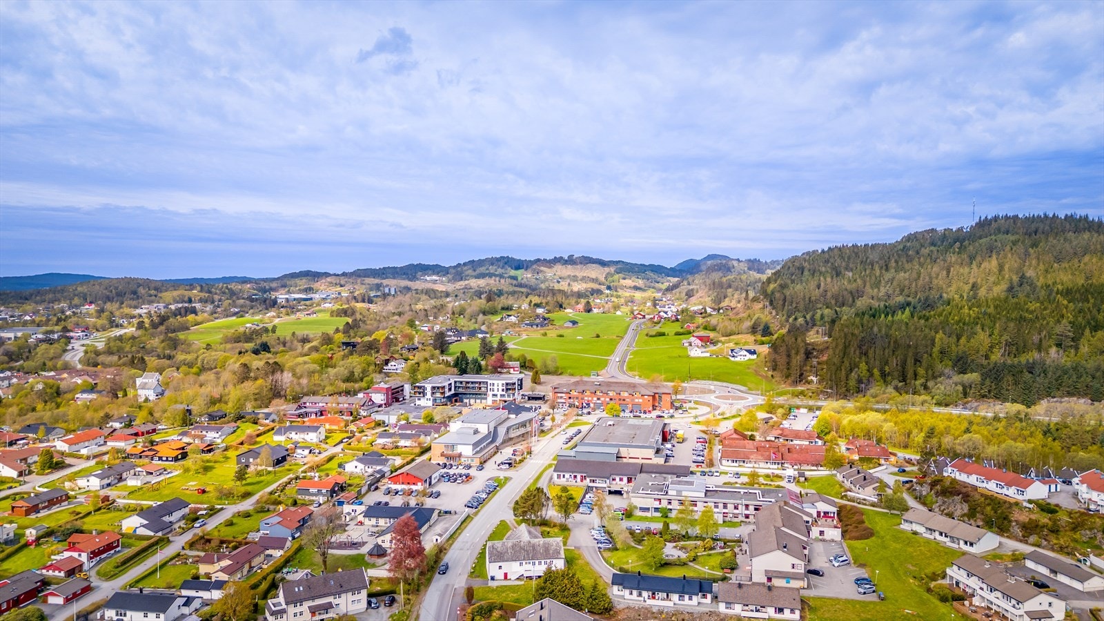Beliggenheten gir en perfekt balanse mellom nærhet til naturen og enkel tilgang til daglige fasiliteter og aktiviteter. Galleribilde