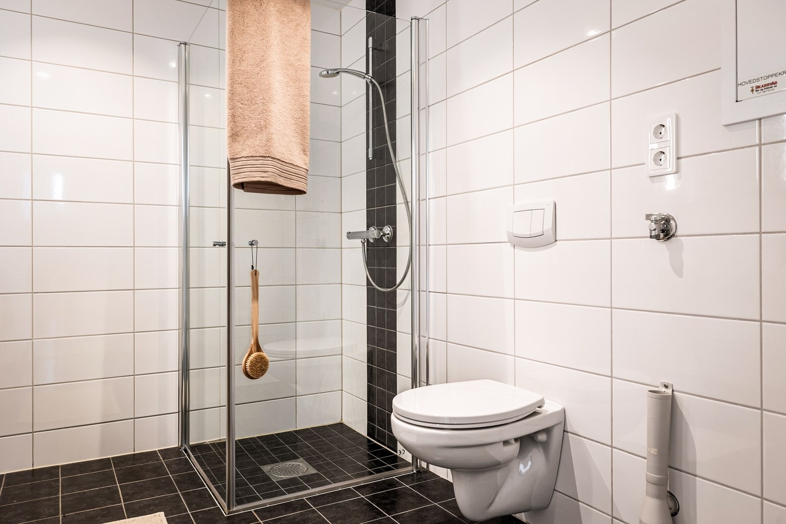 Dusjen har vendbare glassvegger, og det er opplegg for vaskemaskin med en dobbel stikkontakt plassert over. Galleribilde