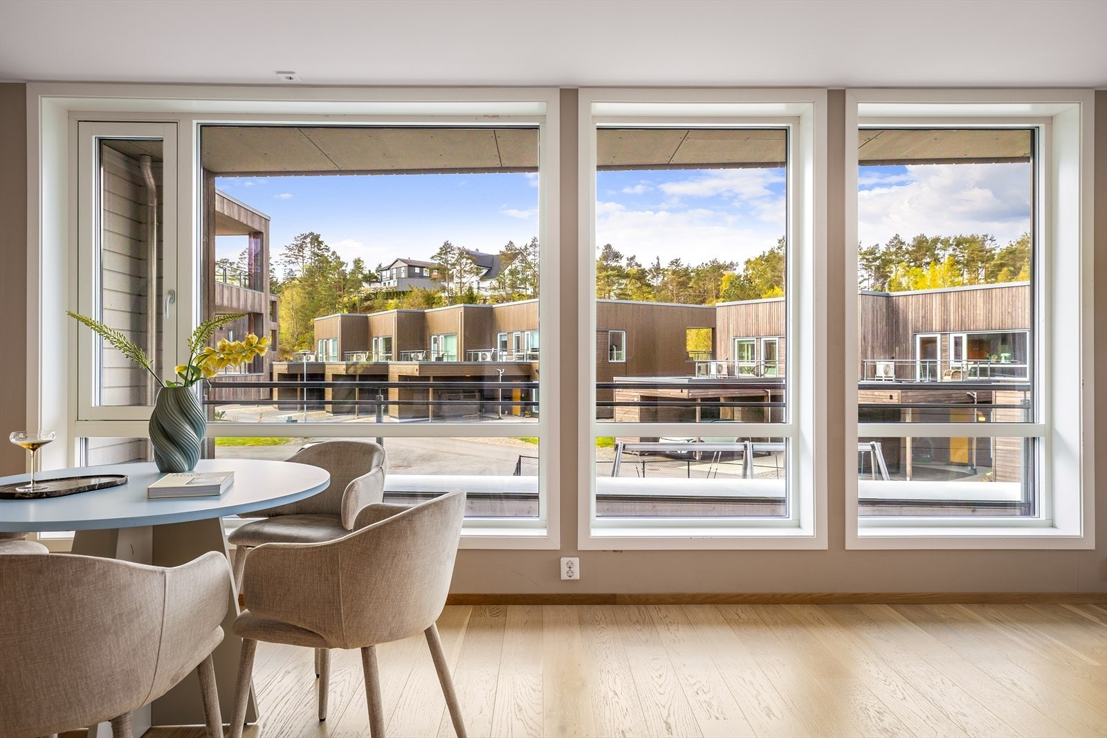De store vinduene slipper inn rikelig med naturlig lys og gir en herlig følelse av romslighet, samtidig som de skaper en flott visuell forbindelse til uteområdet. Galleribilde