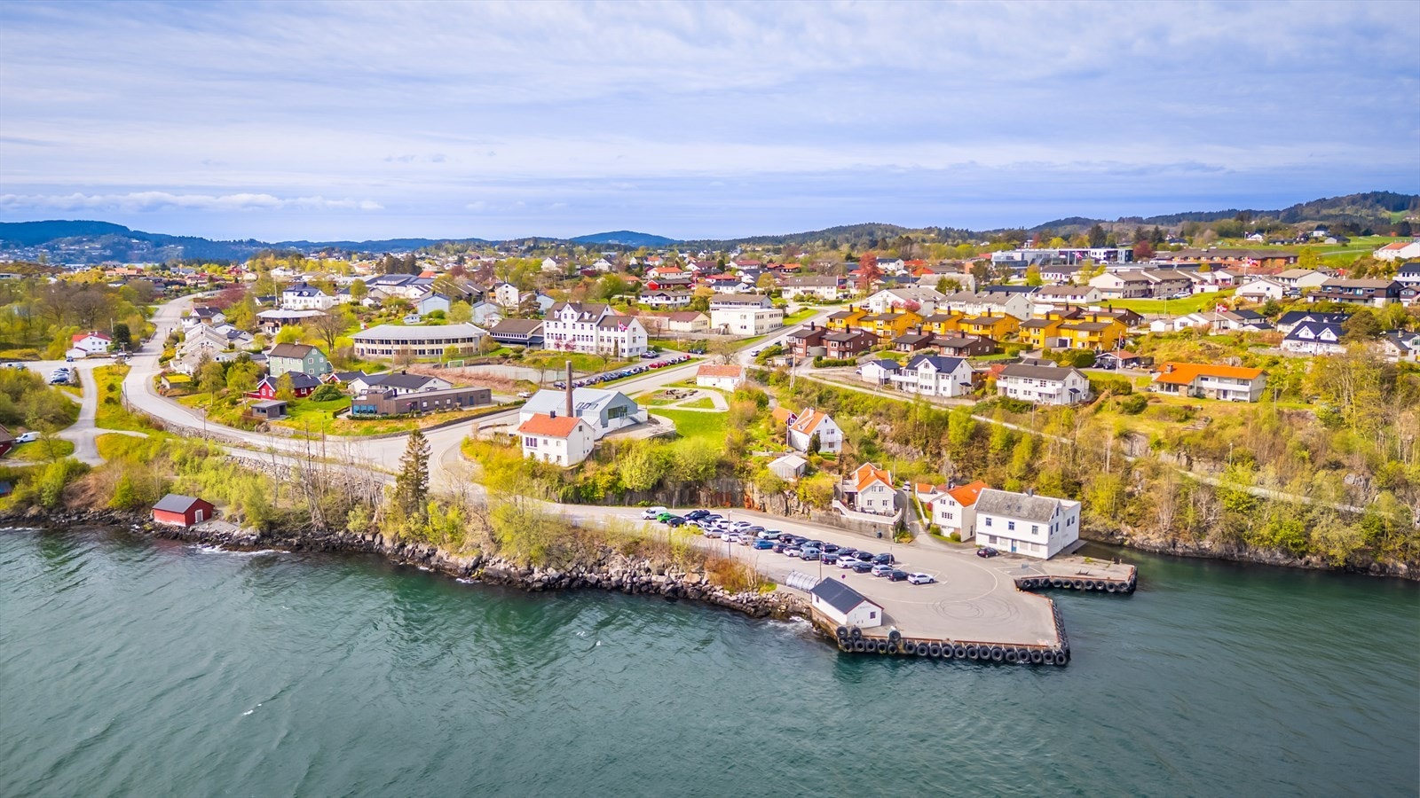 Området har også god offentlig kommunikasjon, med et godt bussnettverk i nærområdet, samt hurtigbåtforbindelse fra Frekhaug kai til Strandkaien i Bergen sentrum, en tur som tar rundt 20 minutter hver vei. Galleribilde