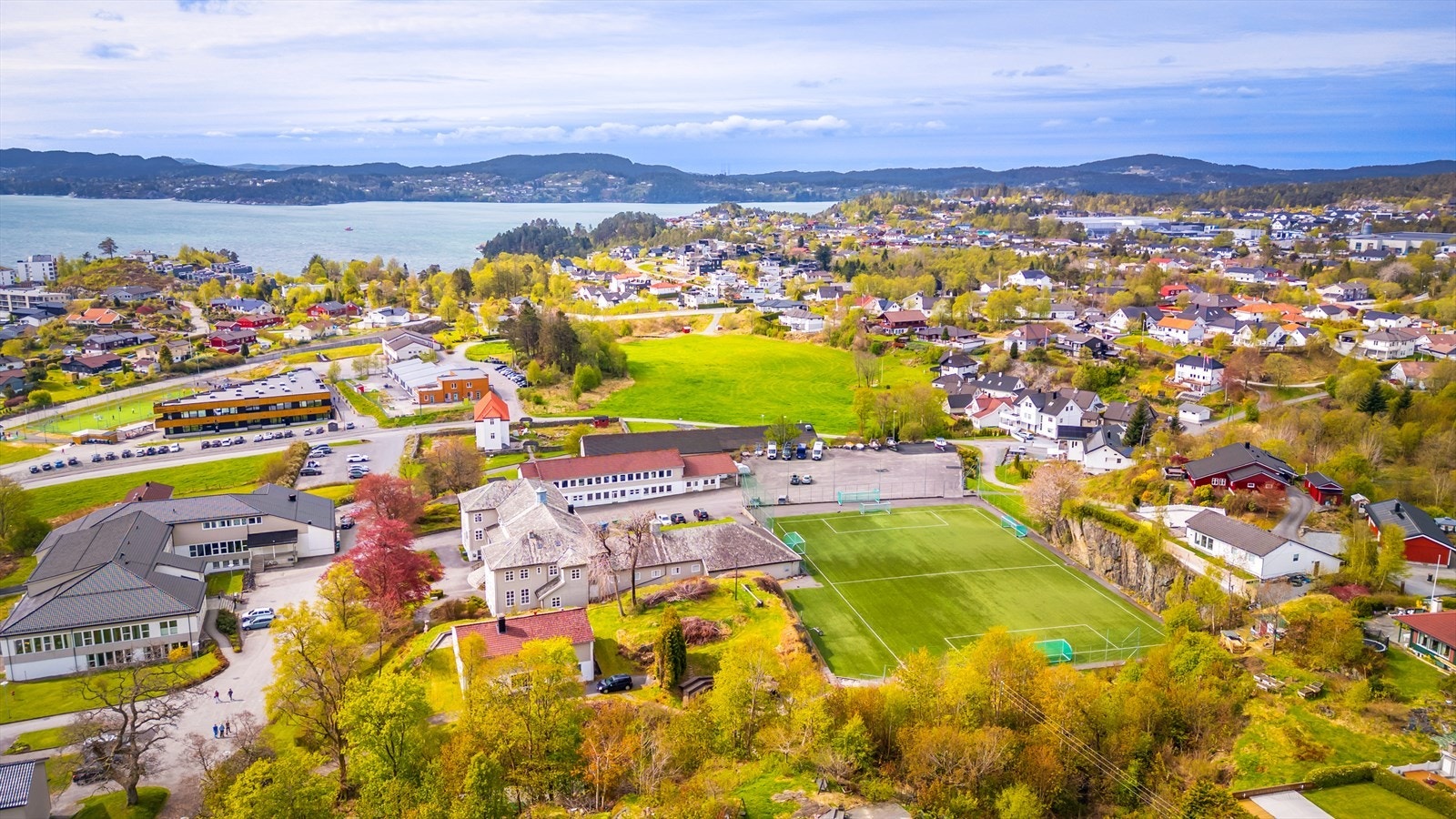 Det finnes barnehager og skoler i nærheten, som Sagstad barneskole, Danielsen ungdomsskole og Meland ungdomsskole. Galleribilde