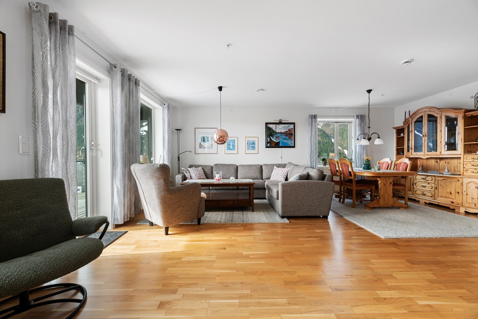 Store vindusflater som slipper inn naturlig lys Fotograf: Maren Terese Forsbakk Galleribilde