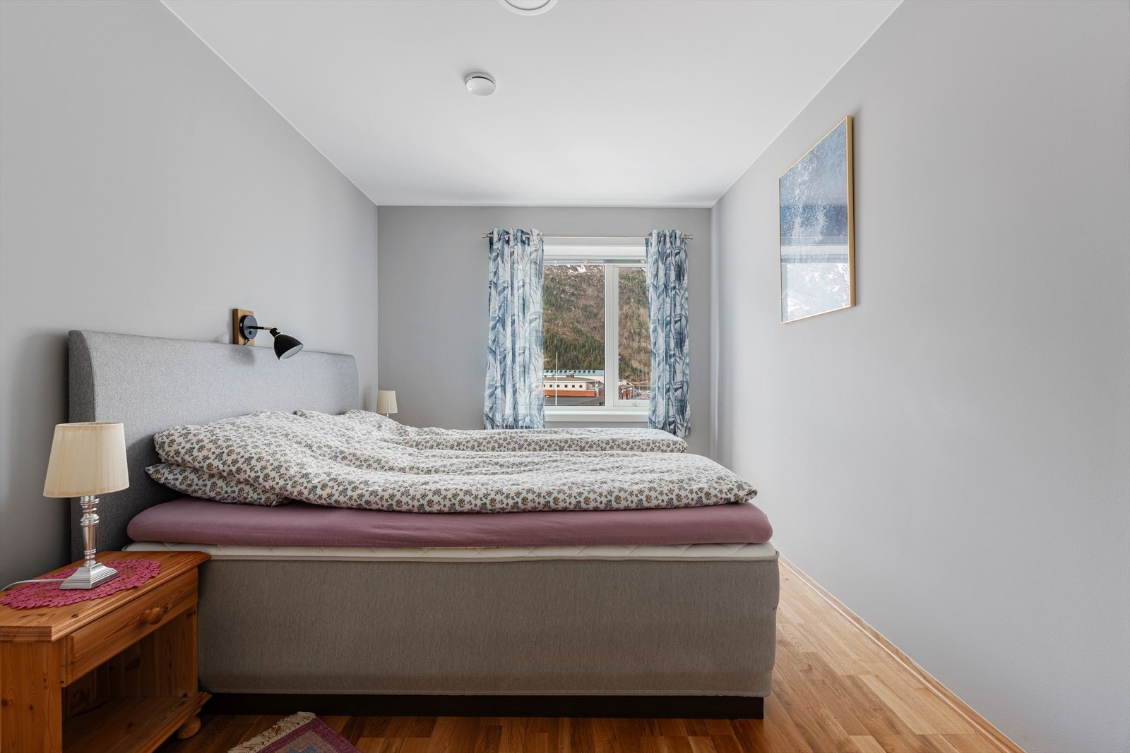 Soverom 2 av 3 Fotograf: Maren Terese Forsbakk Galleribilde