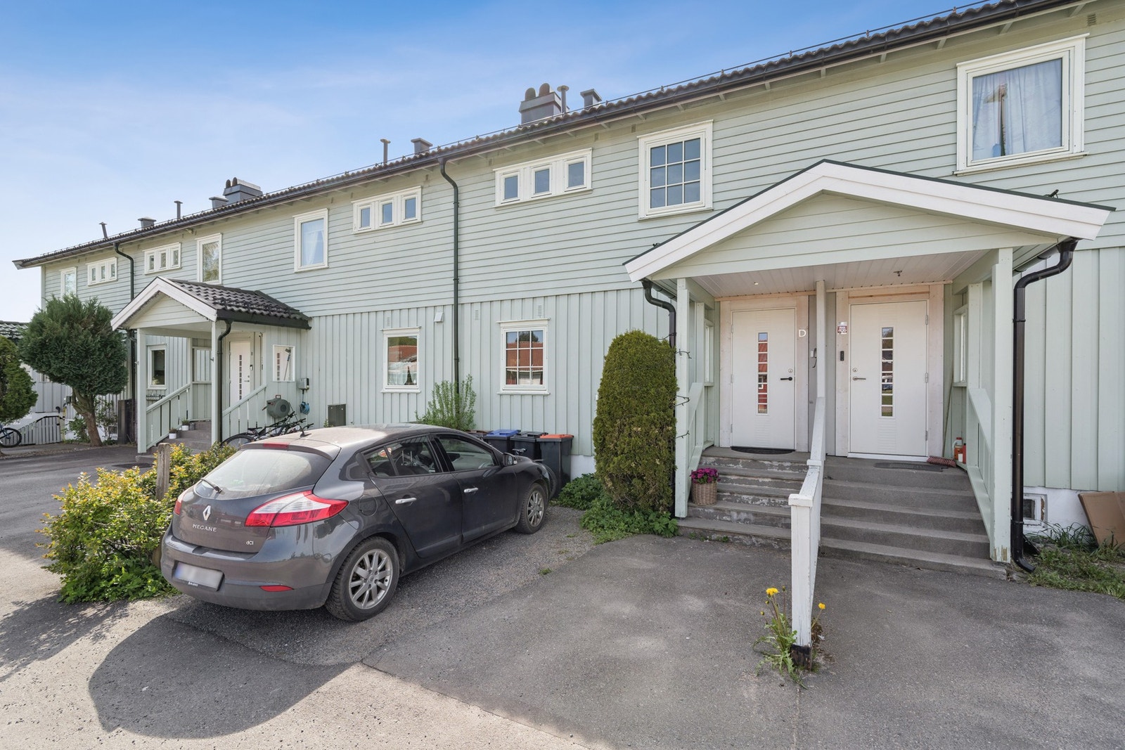 Boligen har et pent, overbygd inngangsparti med asfaltert adkomst, støpt trapp og takmontert utebelysning Galleribilde
