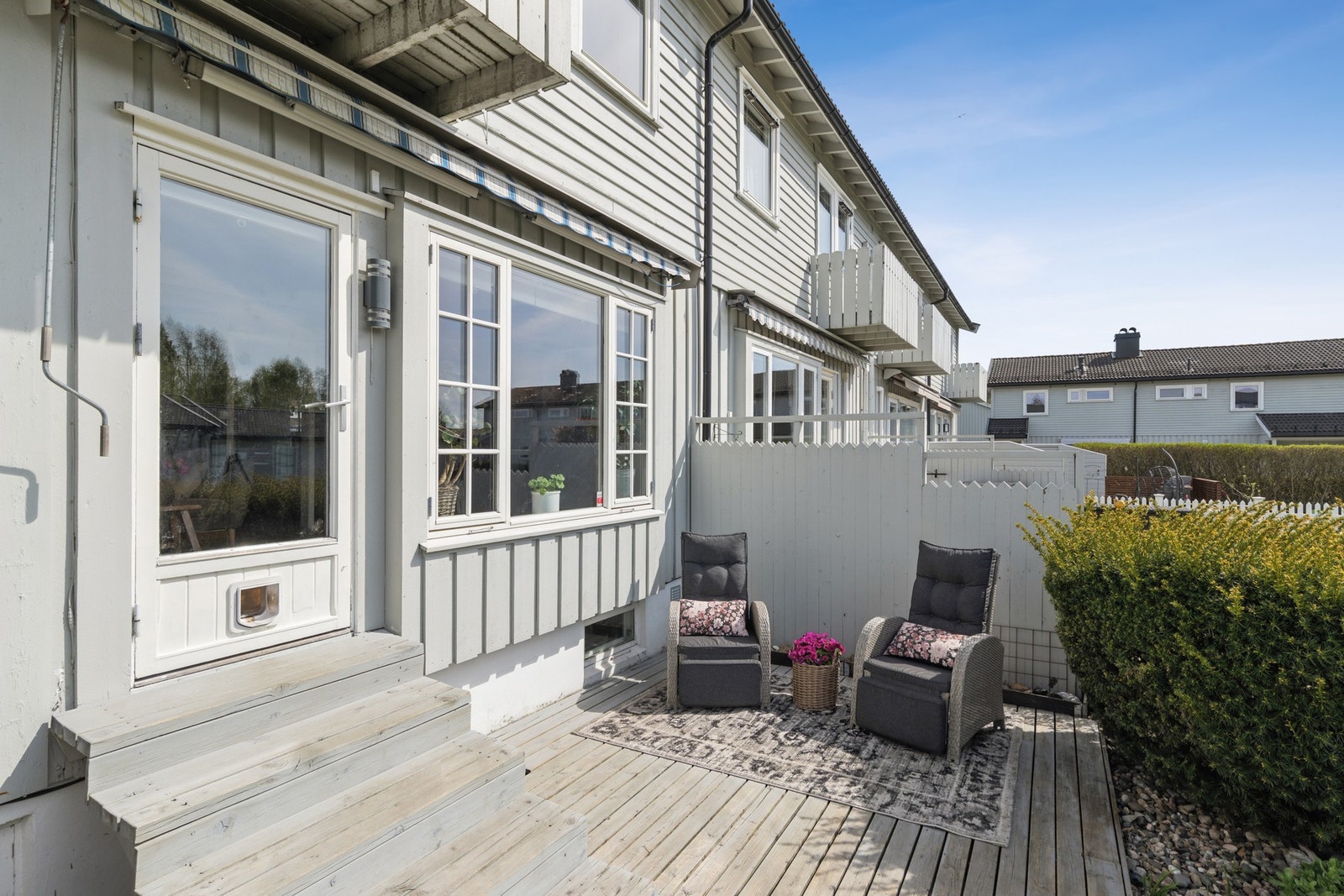 Boligen har utgang fra stuen til en vestvendt markterrasse på ca. 14 kvm, og videre adkomst til hagen. Galleribilde