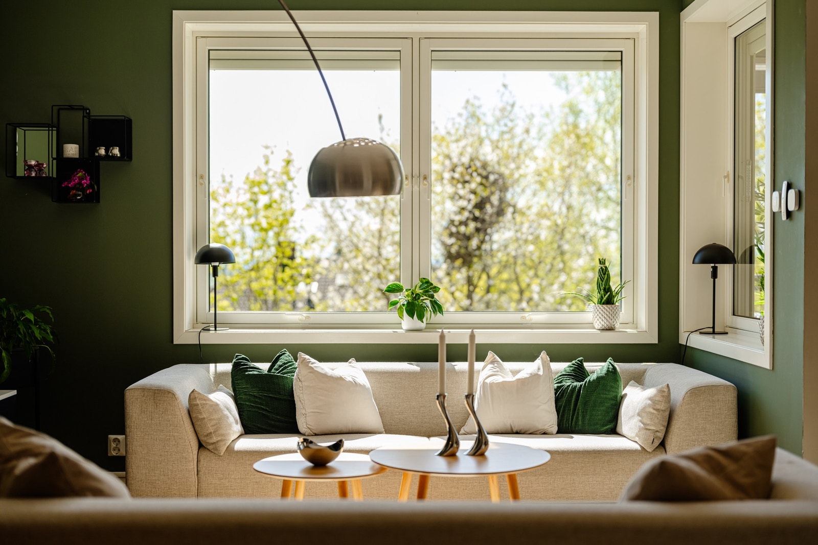 God planløsning gir fin plass for sofa, salongbord og tilhørende mediemøblement. Galleribilde