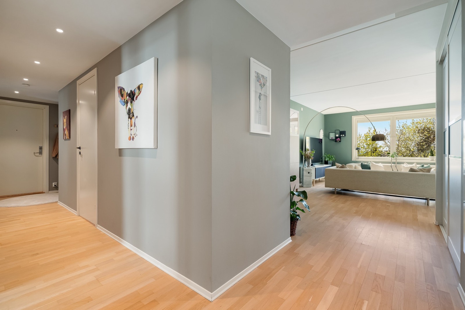 Gangen gir et fint førsteinntrykk av boligen og er knutepunktet for leiligheten. Galleribilde
