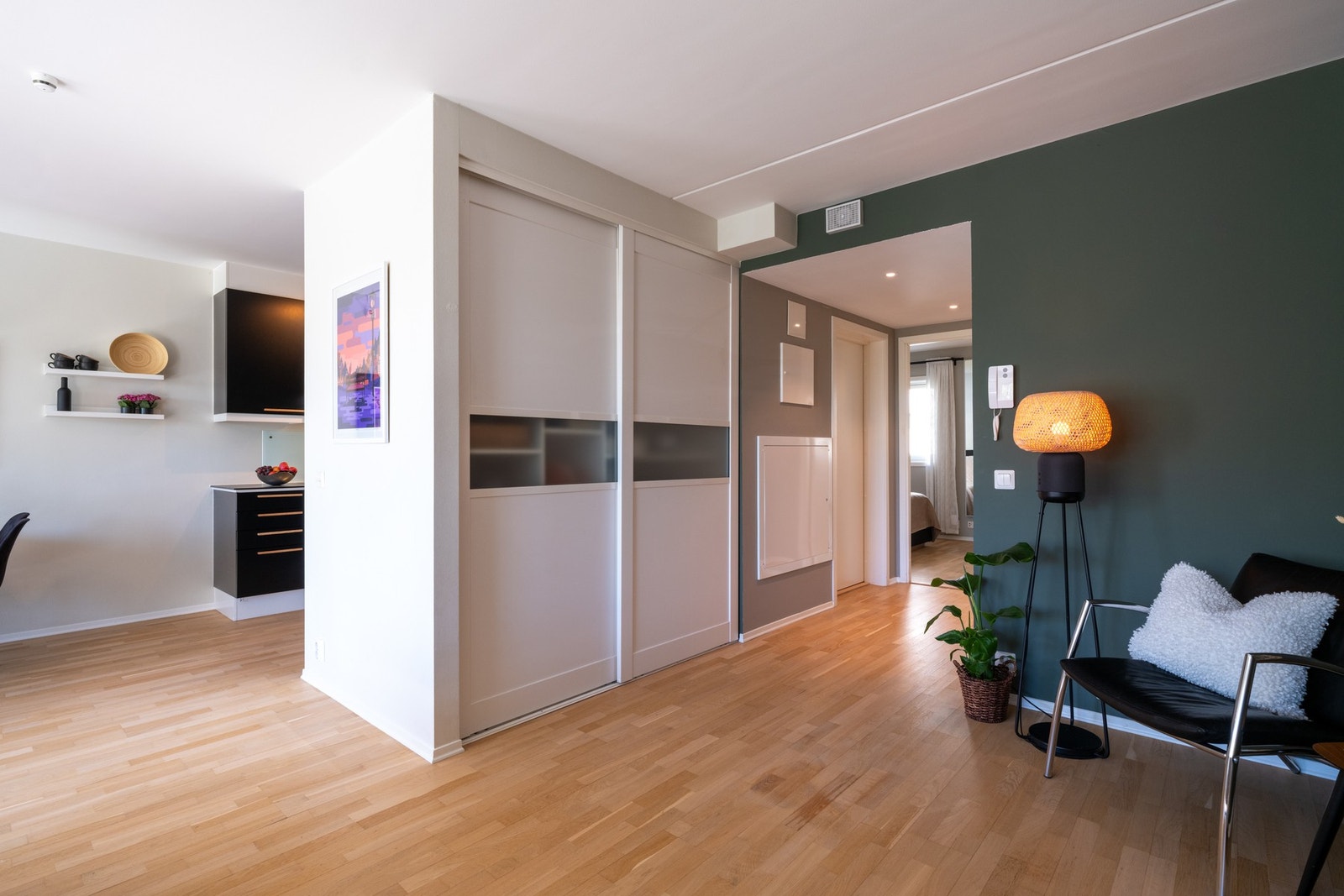 Plassbygget skyvedørsgarderobe gir godt med oppbevaringsmuligheter. Galleribilde