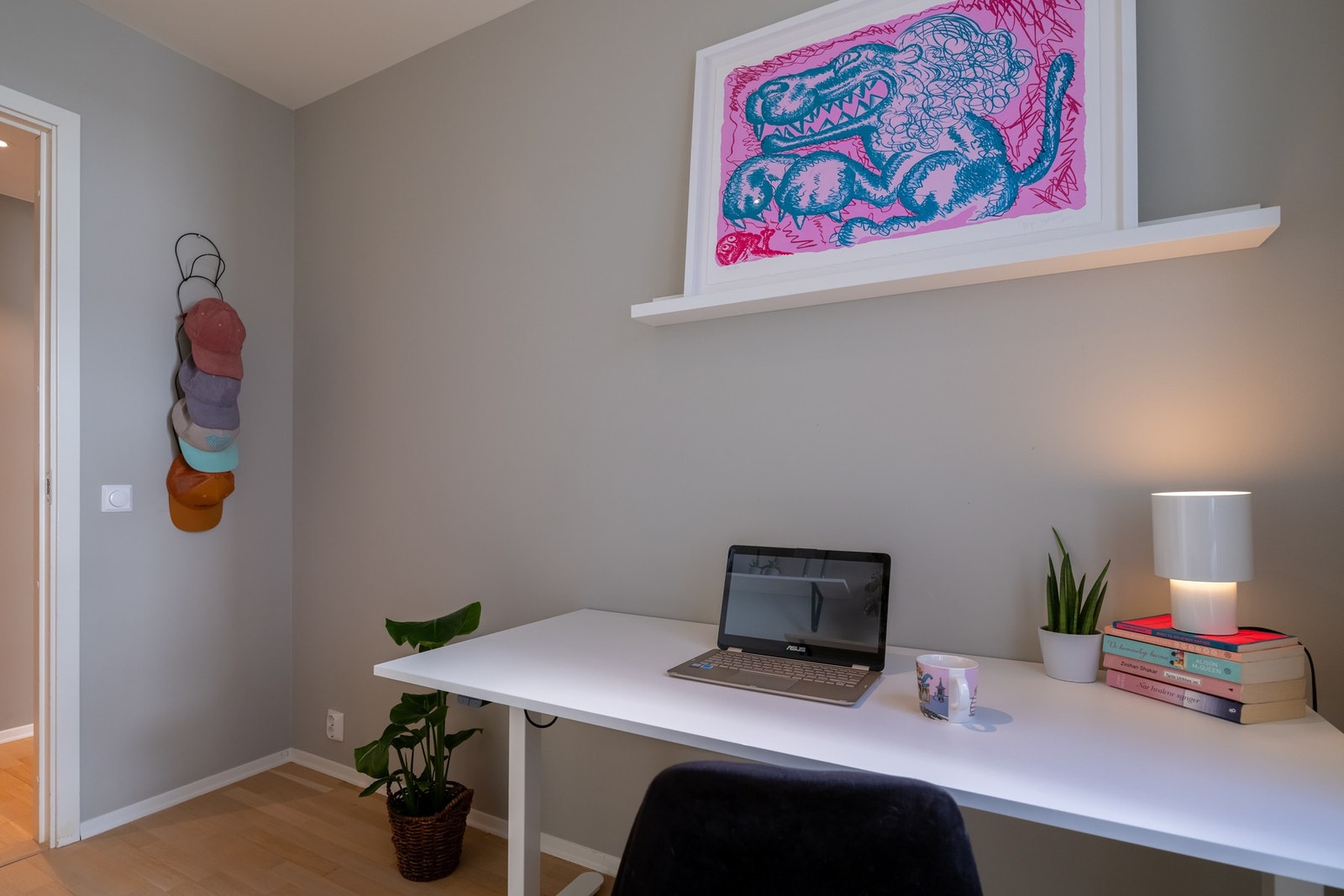 Har du hjemmekontor, er student eller skolebarn? Her er det fint å plassere skrivepulten. Galleribilde