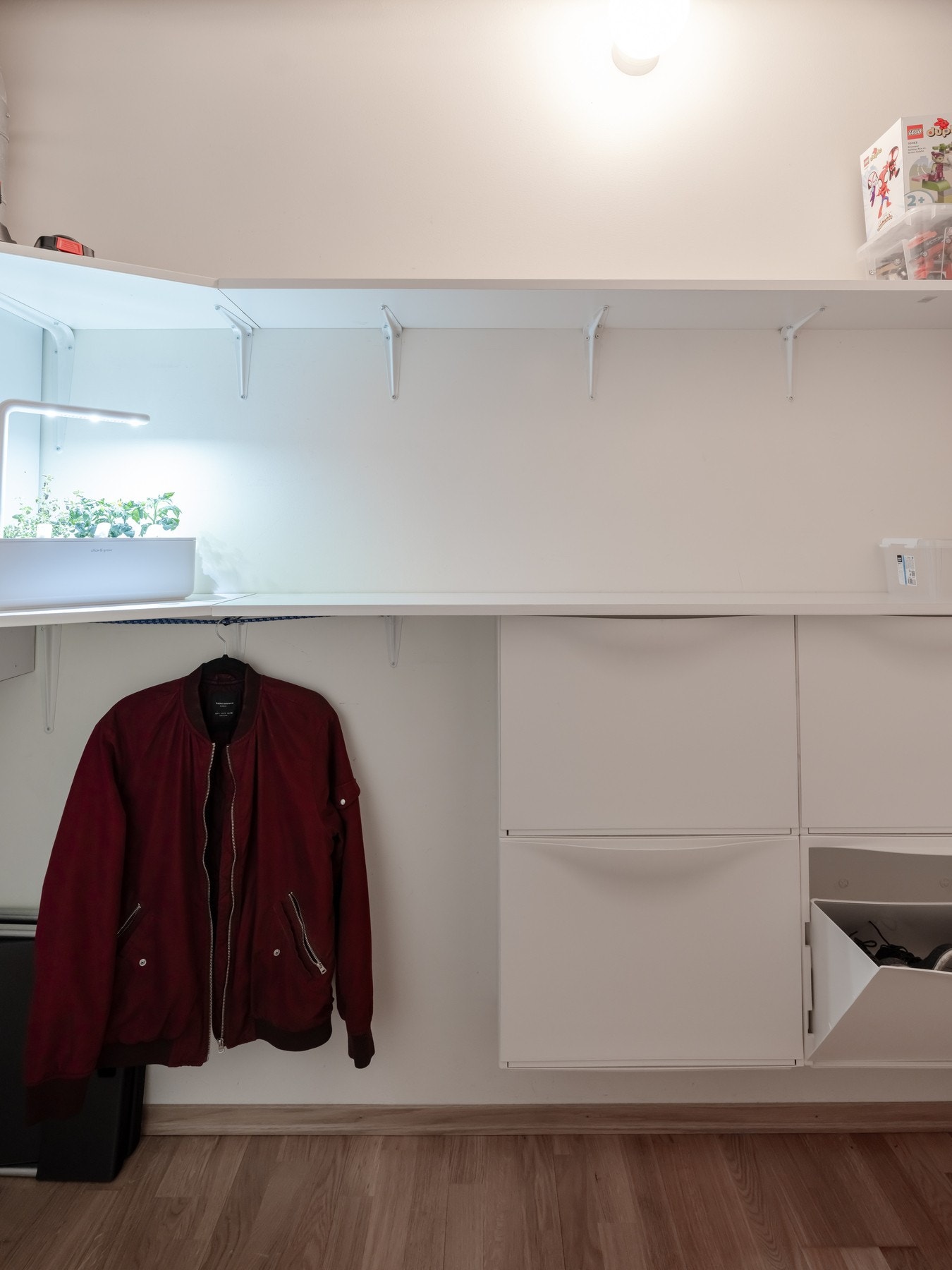 Perfekt for oppbevaring av yttertøy, fryseskap, støvsuger og annet. Galleribilde