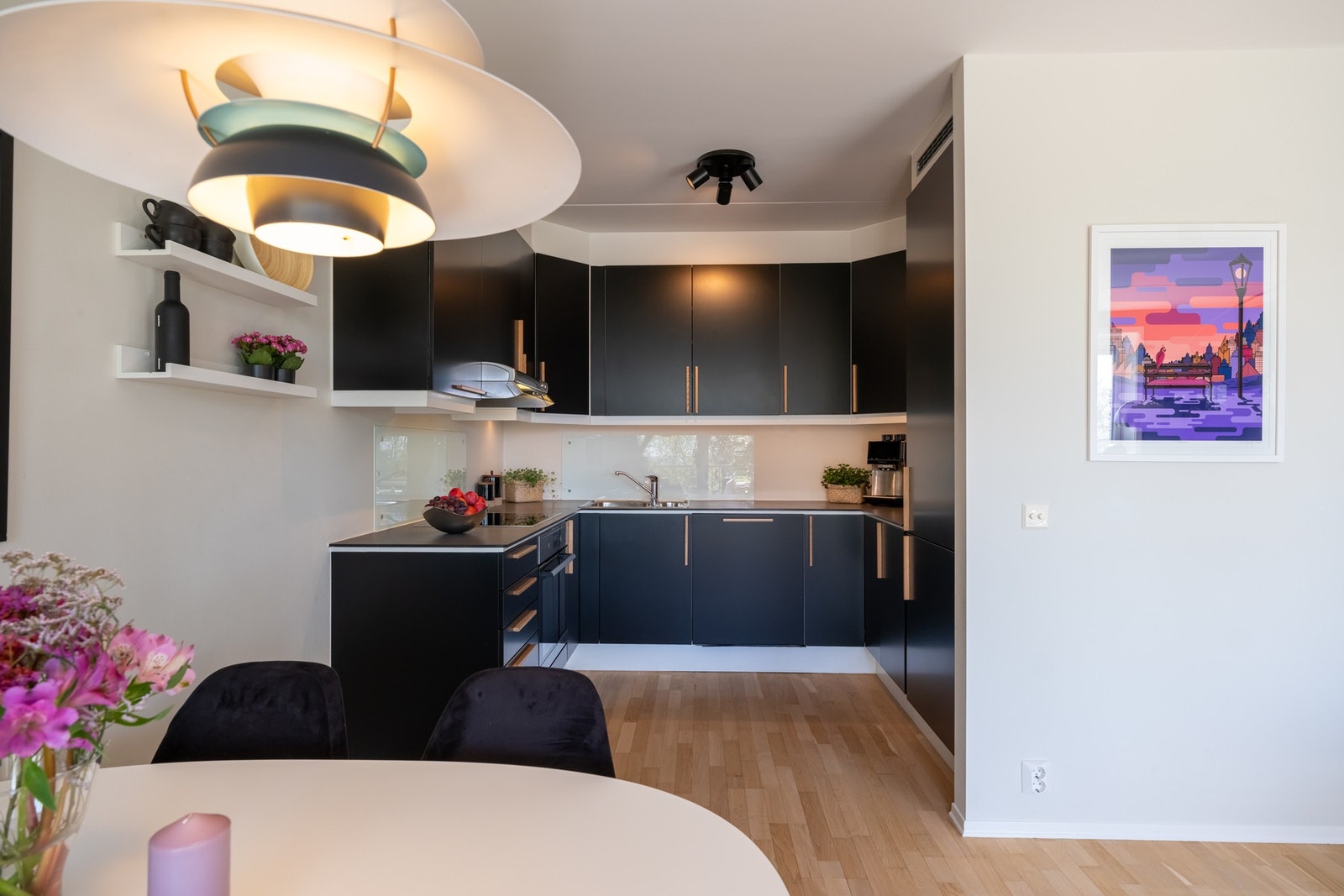 Kjøkkenet er fra Sigdal og har en pen, mørk innredning med glatte fronter, laminat benkeplate, oppvaskkum med ett-greps armatur. Galleribilde