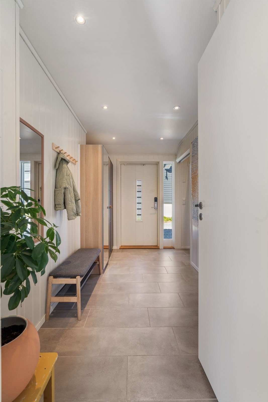 Velkommen inn her i Hauabakkvegen 25. Der møter du først en romslig entrè, flisebelagt med varme i gulvet. Det er også god plass for garderobeløsninger til sko og klær.
Innvendig foto: Martin Nordbø Galleribilde