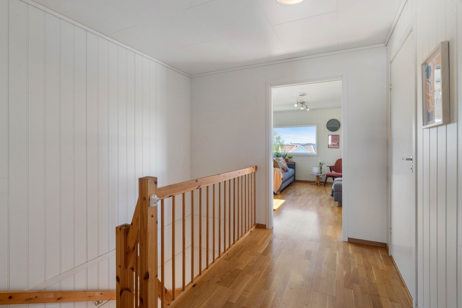 Gang 2 etasje mot loftstue. Nåværende eiere har satt inn vegg med skyvedør mellom gang og stue delen. Galleribilde