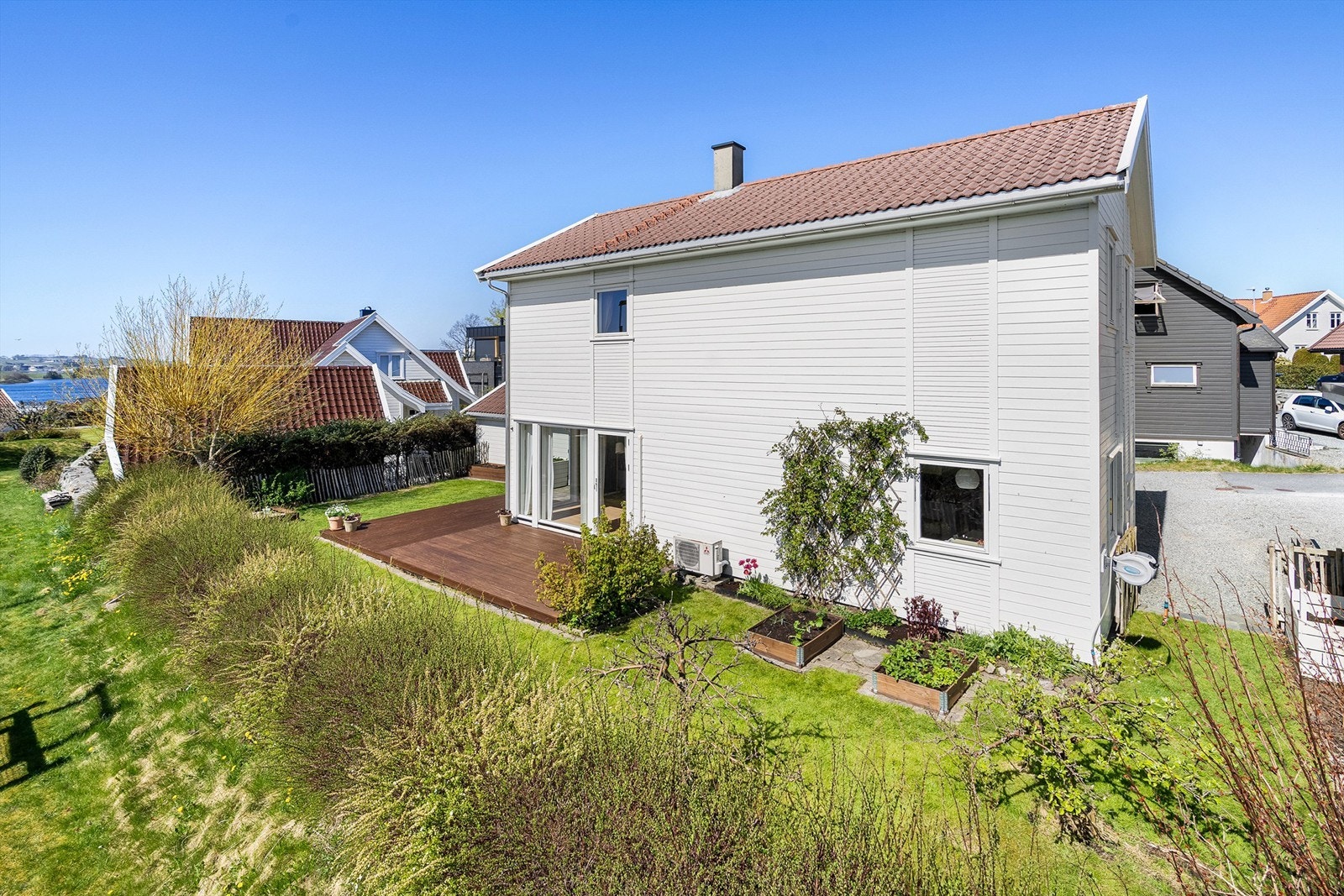Hagen strekker seg nesten helt rundt 3 av husets sider. Pen beplantning og med lune solplattinger, gjør dette areal høyt verdsatt av de som har hatt gleden av å bo her over mange år. Galleribilde