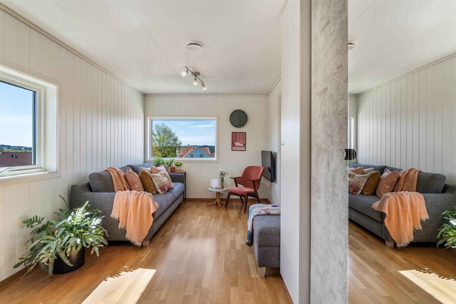 Loftstue er et koselig areal å trekke seg tilbake på om man ønsker litt ro og fred. Det er også et yndet sted som lekeareal eller litt barne TV for de små. Galleribilde