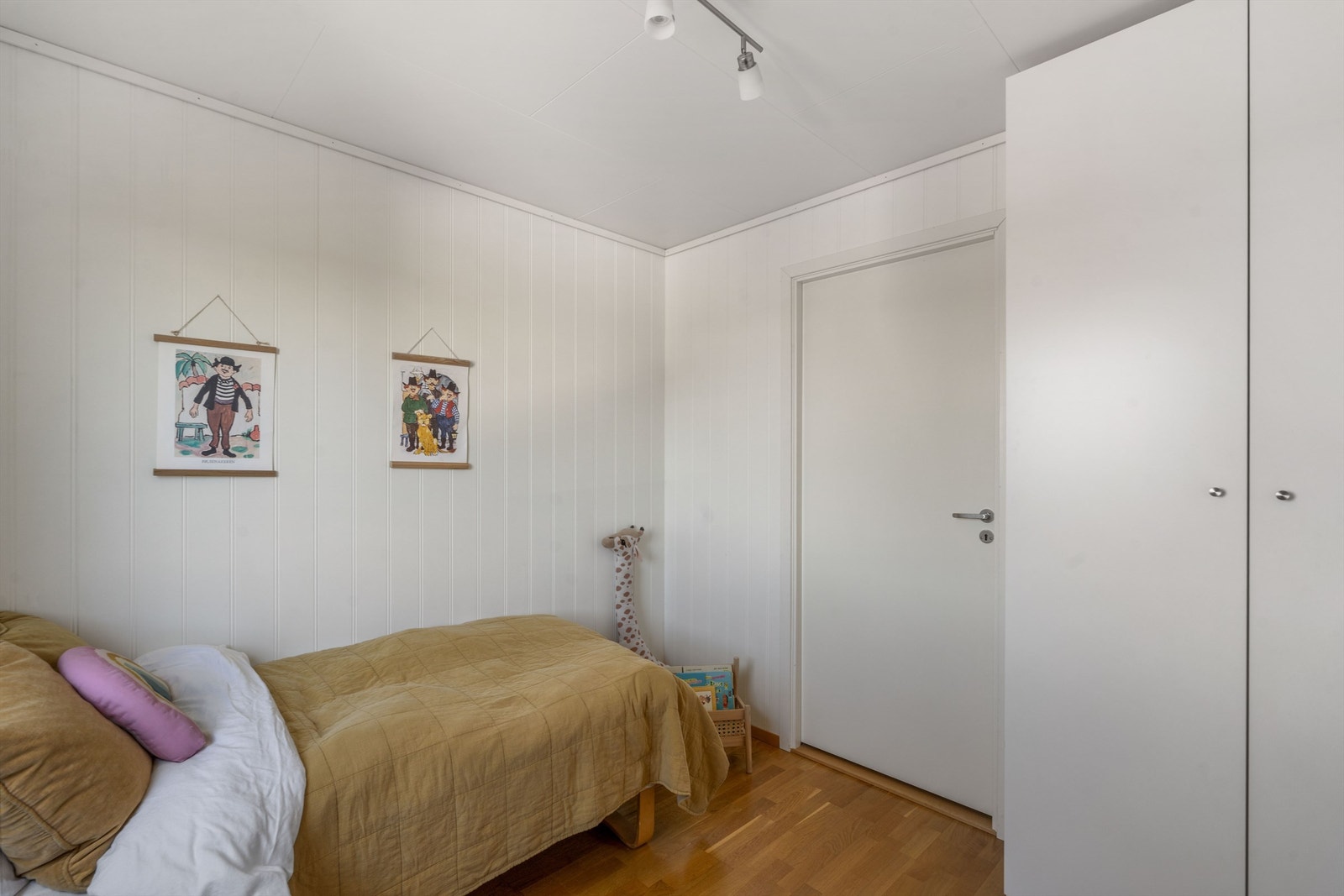Soverom nr. 1 med dør inn til bod / garderoberom. Galleribilde