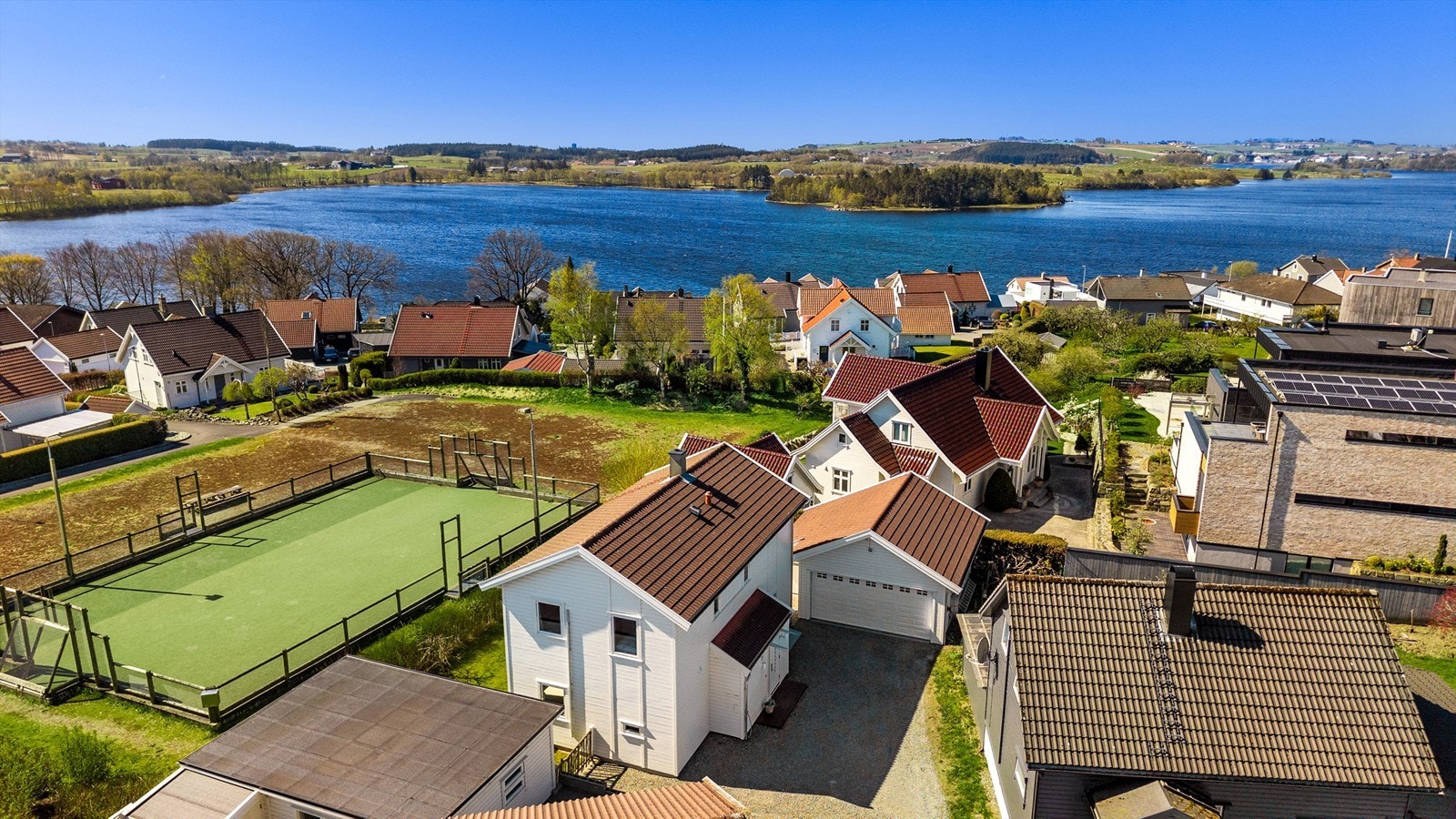 Eiendommen ligger veldig kjekt til. Den er helt tilbaketrukket fra vei, med koselig balløkke foran. Det er heller ikke langt ned til vakre Frøylandsvatnet og de turmuligheter dette gir brukerne.
Foto: Utebilder - Brian Engen Galleribilde