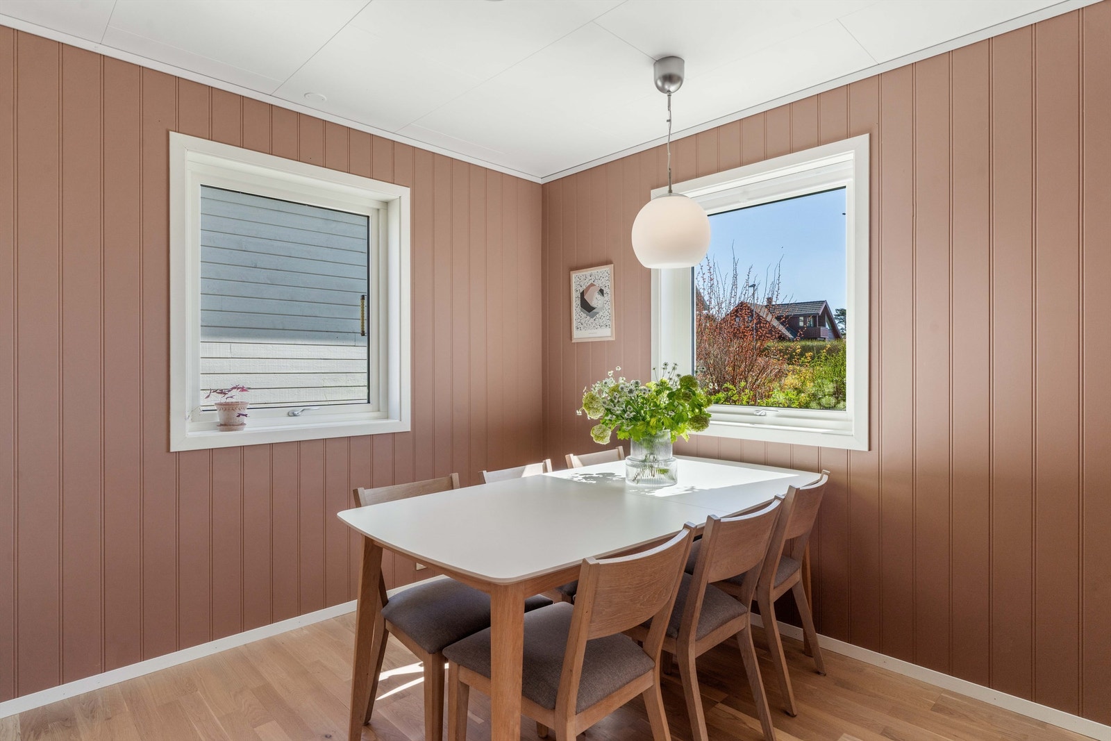 Spiseplass på kjøkken. Galleribilde